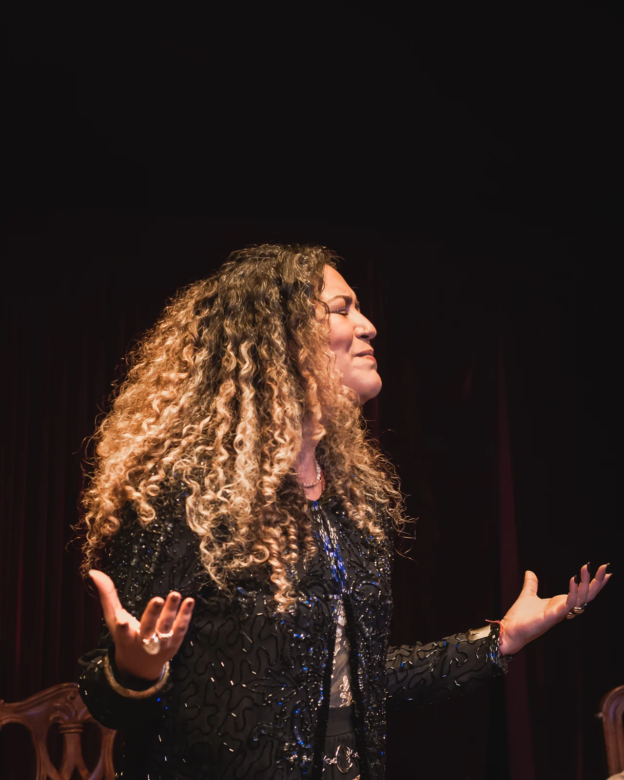 Amanda Mendonça une raízes ancestrais e teatro em nova fase na MPB