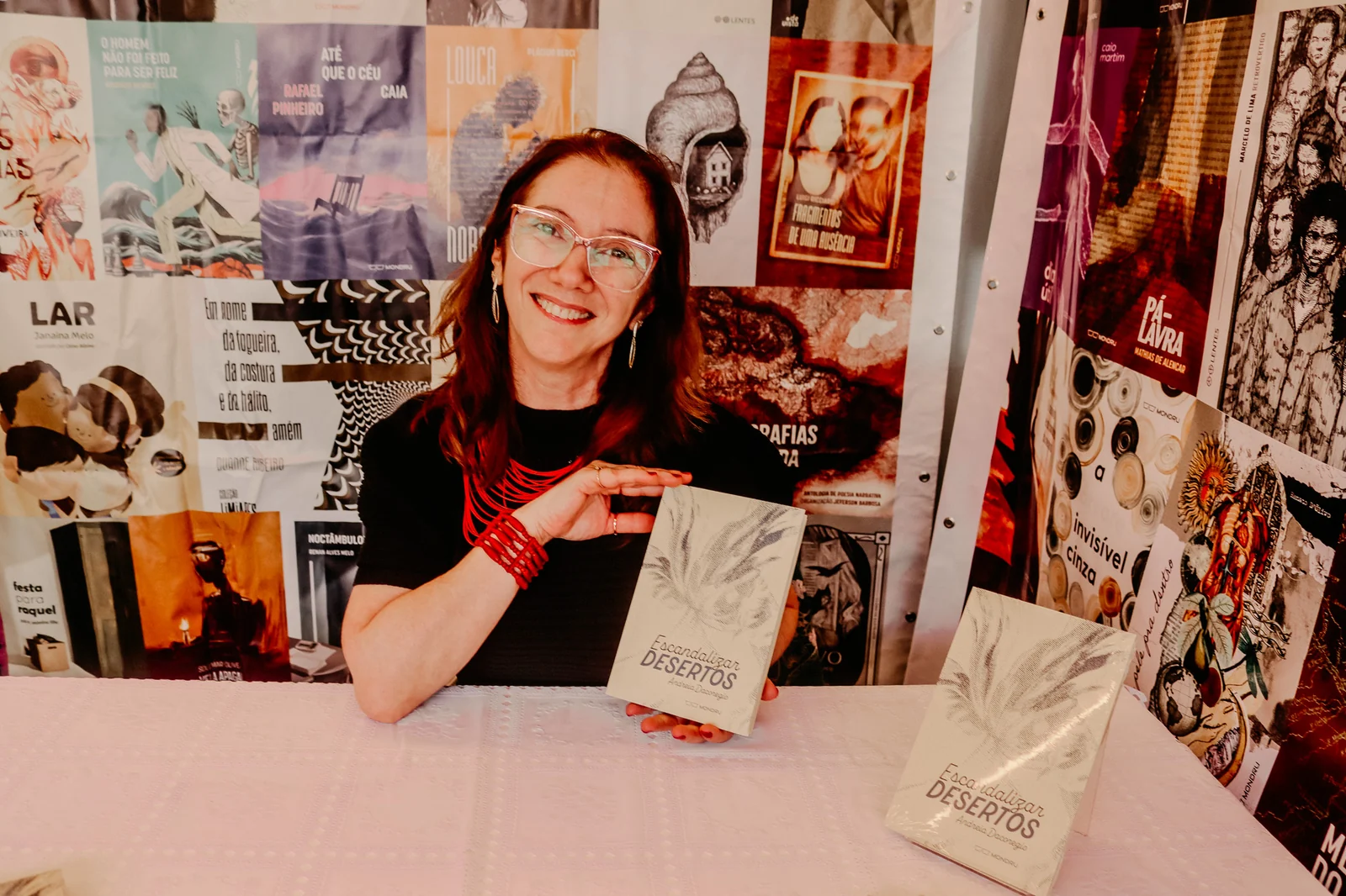 Andreia Dacoregio lança livro de poesia Escandalizar Desertos