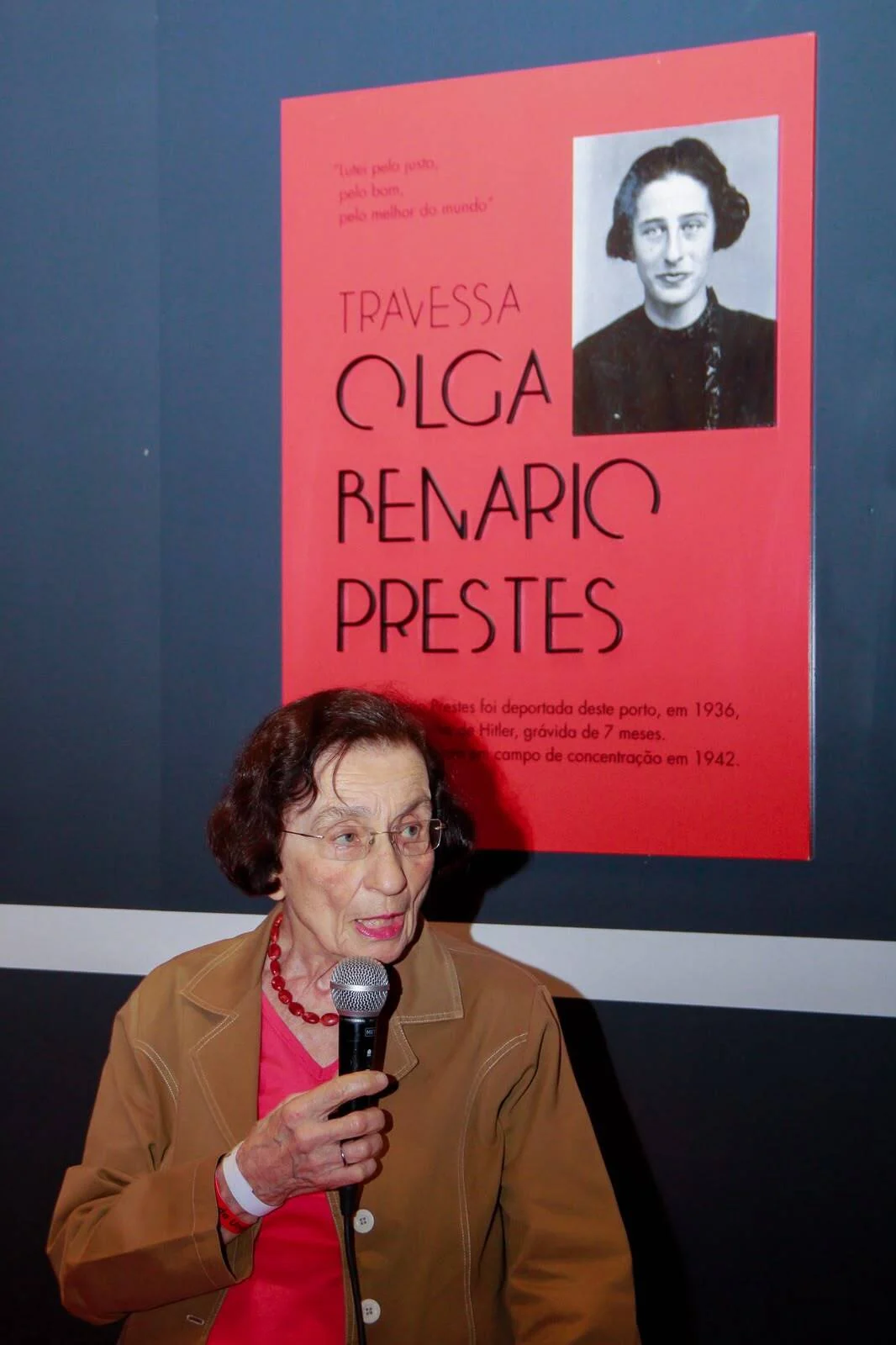 Anita Prestes conduz aula gratuita na reta final da peça Olga