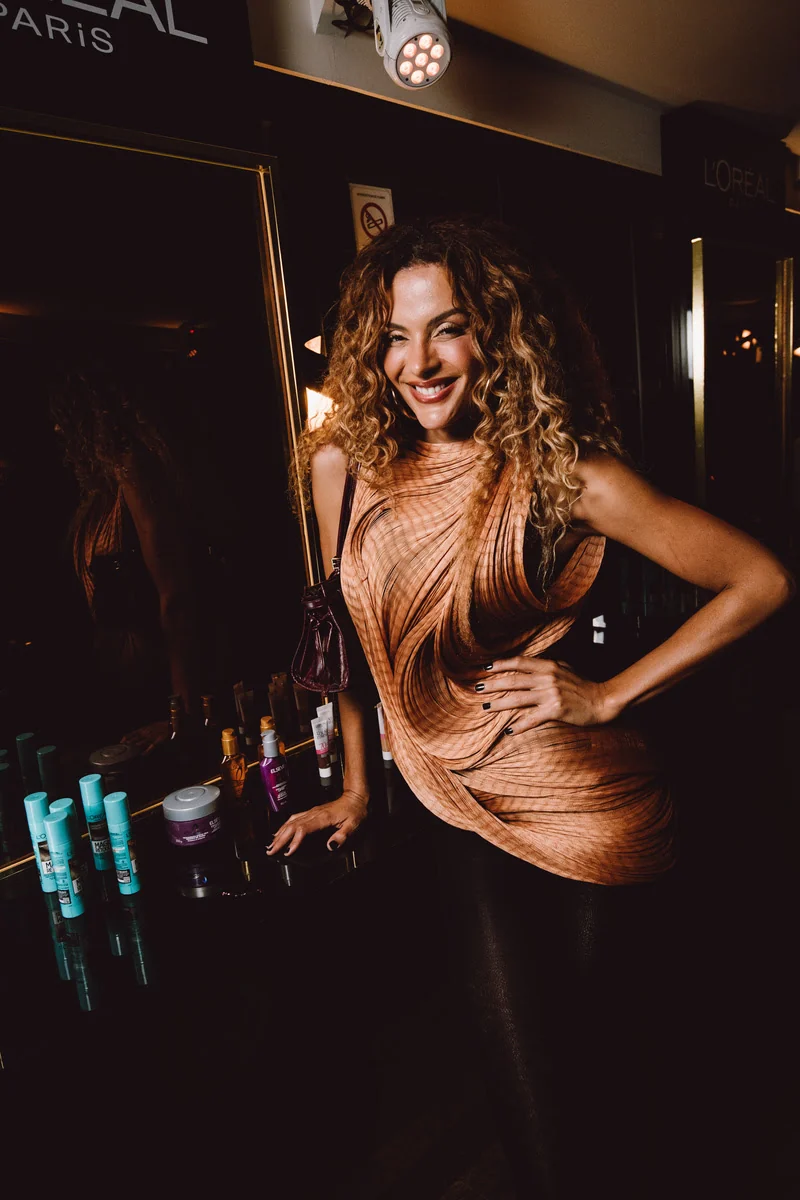 Anitta e Liniker fazem pocket show no Rio Sena após desfile em Paris 1 Anitta e Liniker fazem pocket show no Rio Sena após desfile em Paris