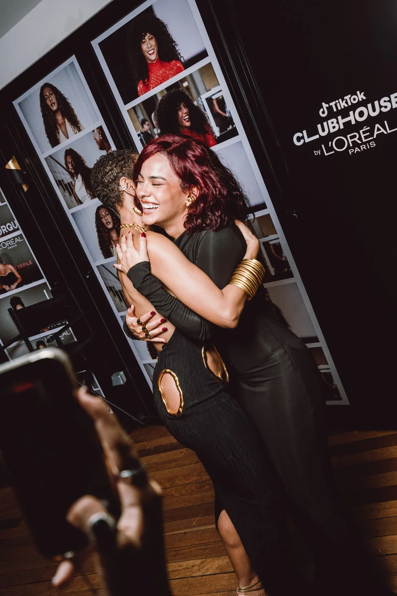 Anitta e Liniker fazem pocket show no Rio Sena após desfile em Paris 3 Anitta e Liniker fazem pocket show no Rio Sena após desfile em Paris