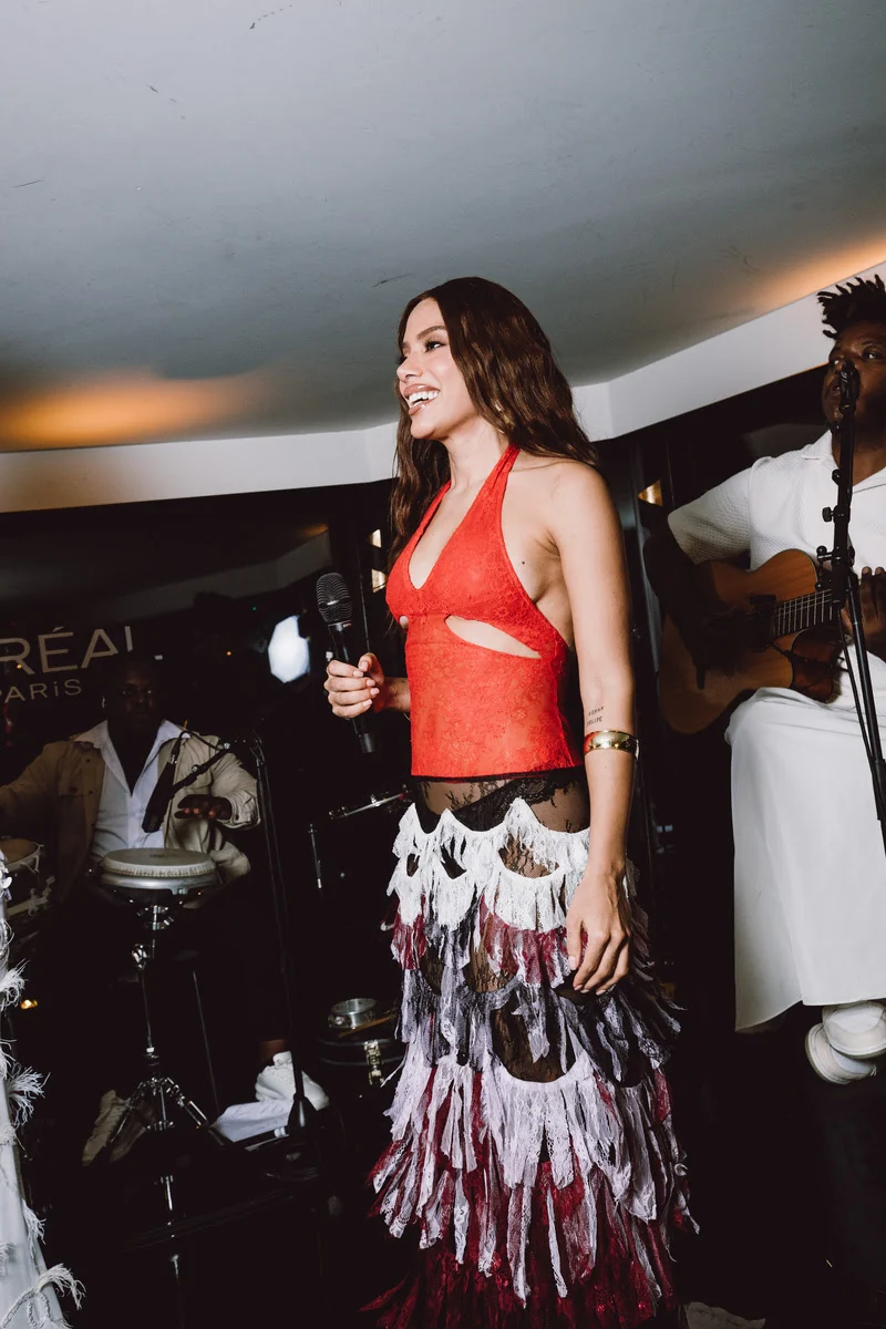 Anitta e Liniker fazem pocket show no Rio Sena após desfile em Paris 5 Anitta e Liniker fazem pocket show no Rio Sena após desfile em Paris