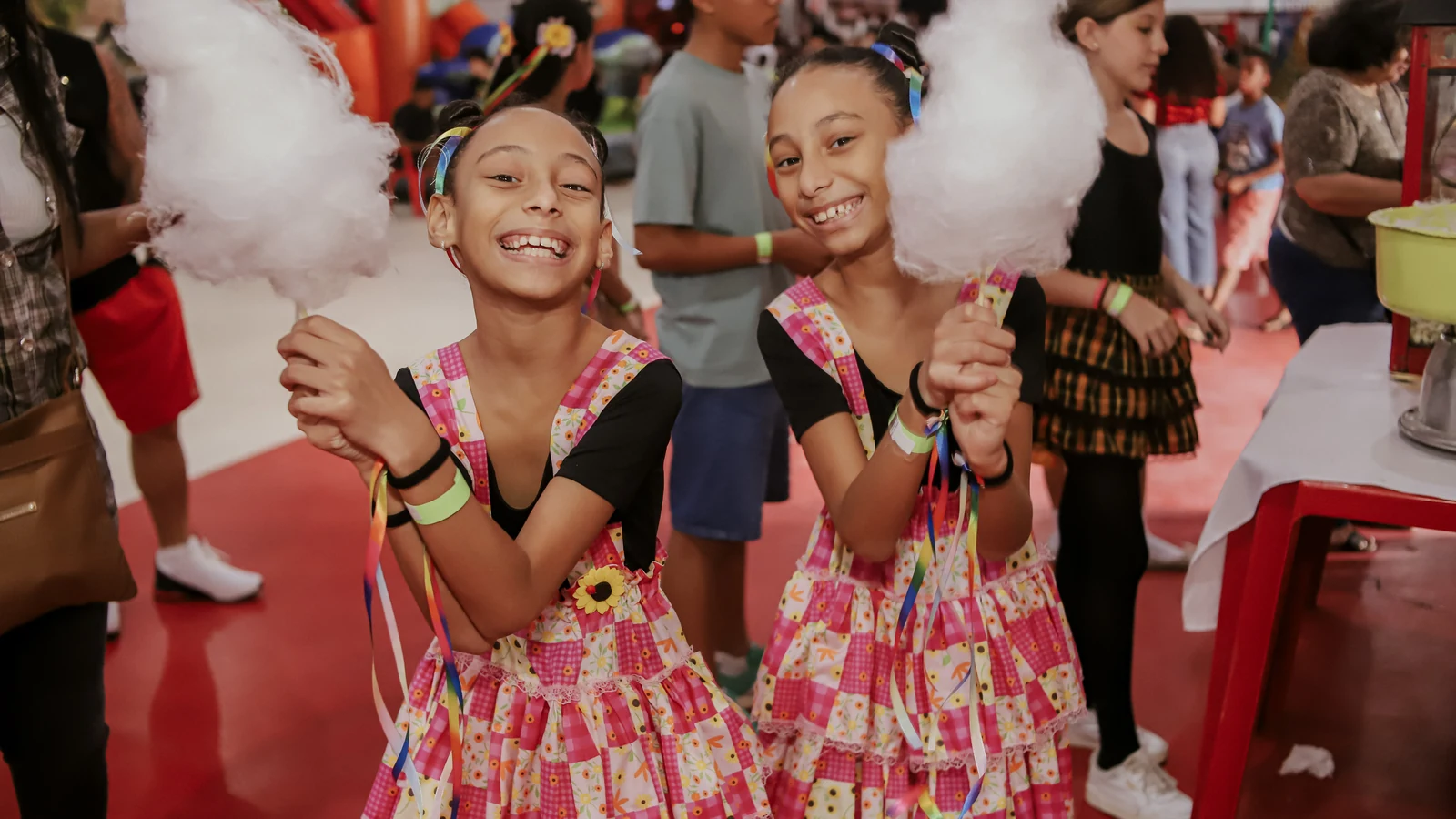 aprendizes do salgueiro celebra cosme e damiao com entrega de doces featured