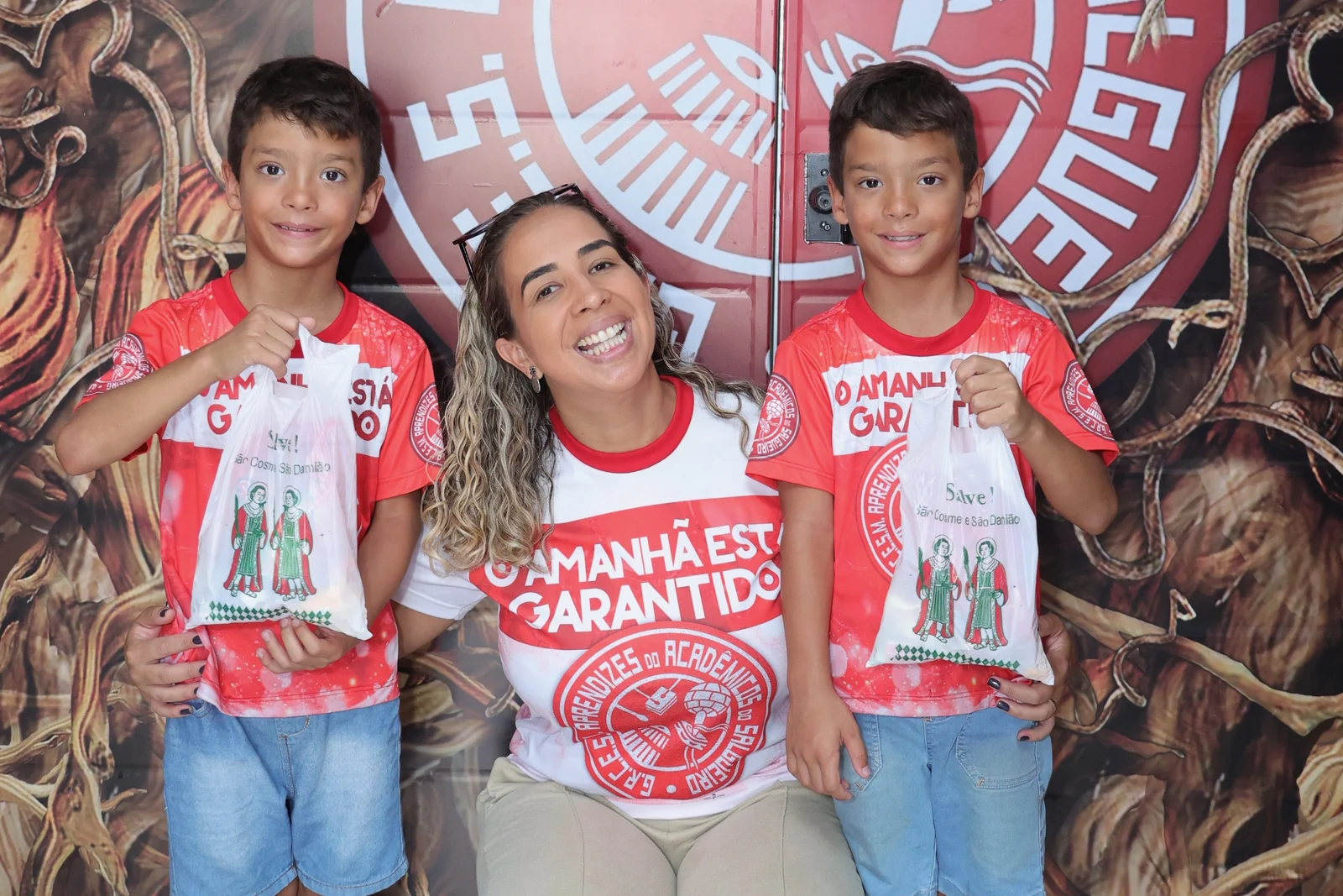 Aprendizes do Salgueiro celebra Cosme e Damião com entrega de doces