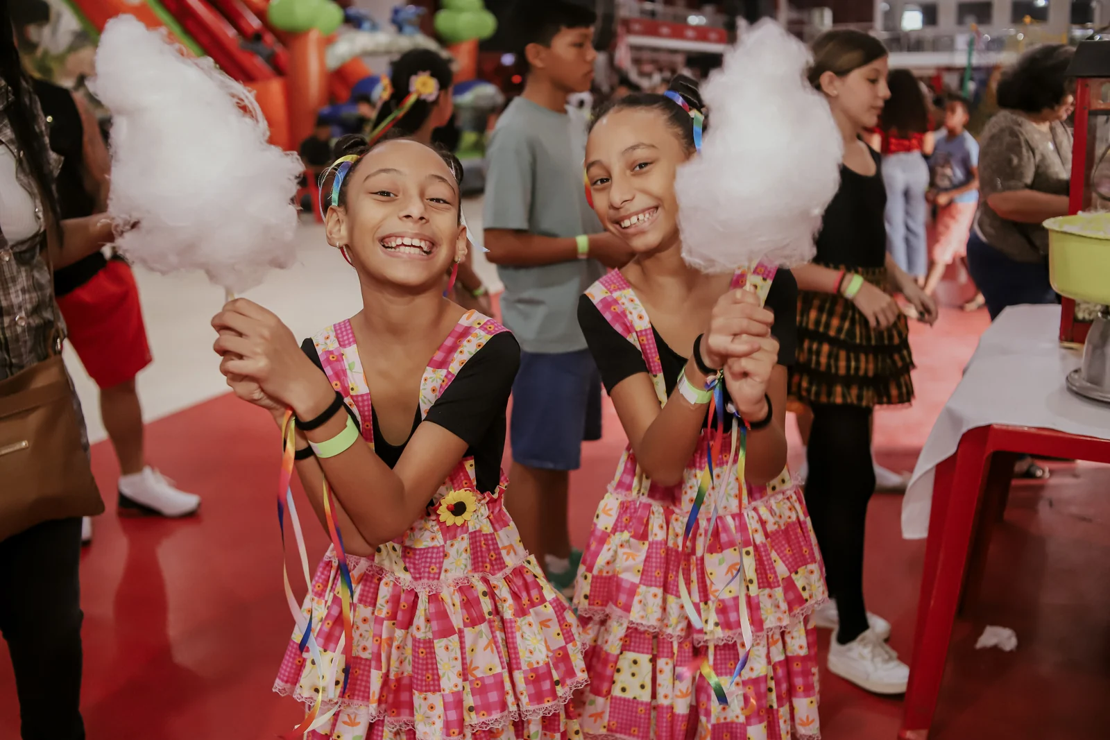 Aprendizes do Salgueiro celebra Cosme e Damião com entrega de doces
