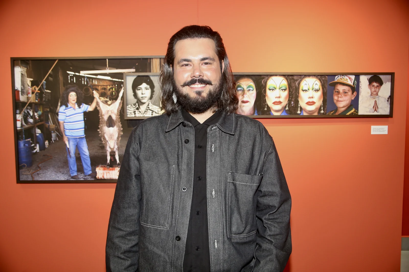 Artista retrata pai como drag e abre mostra sobre afeto familiar em SP