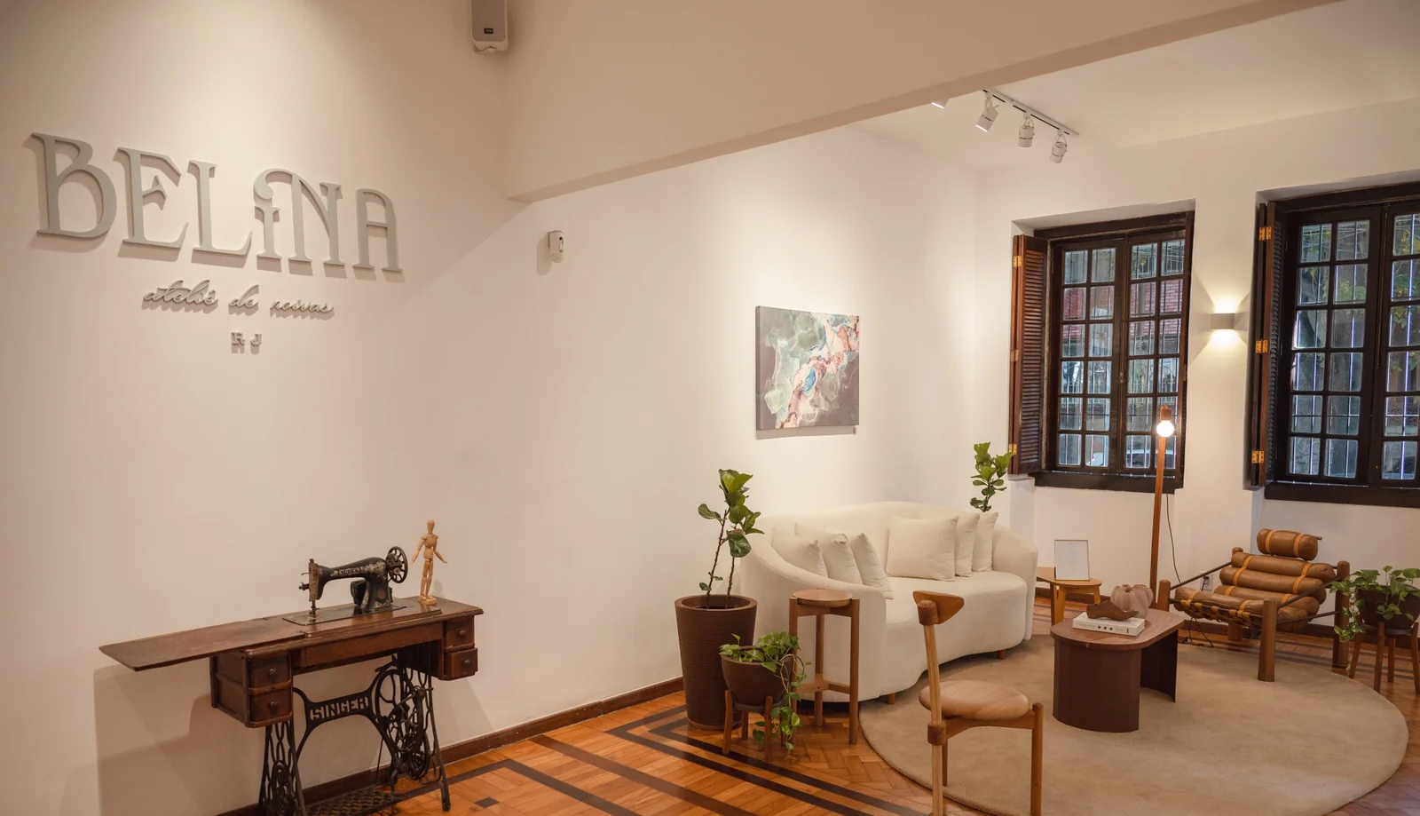 Ateliê carioca cria Day Use para noivas em casarão histórico de 750m²