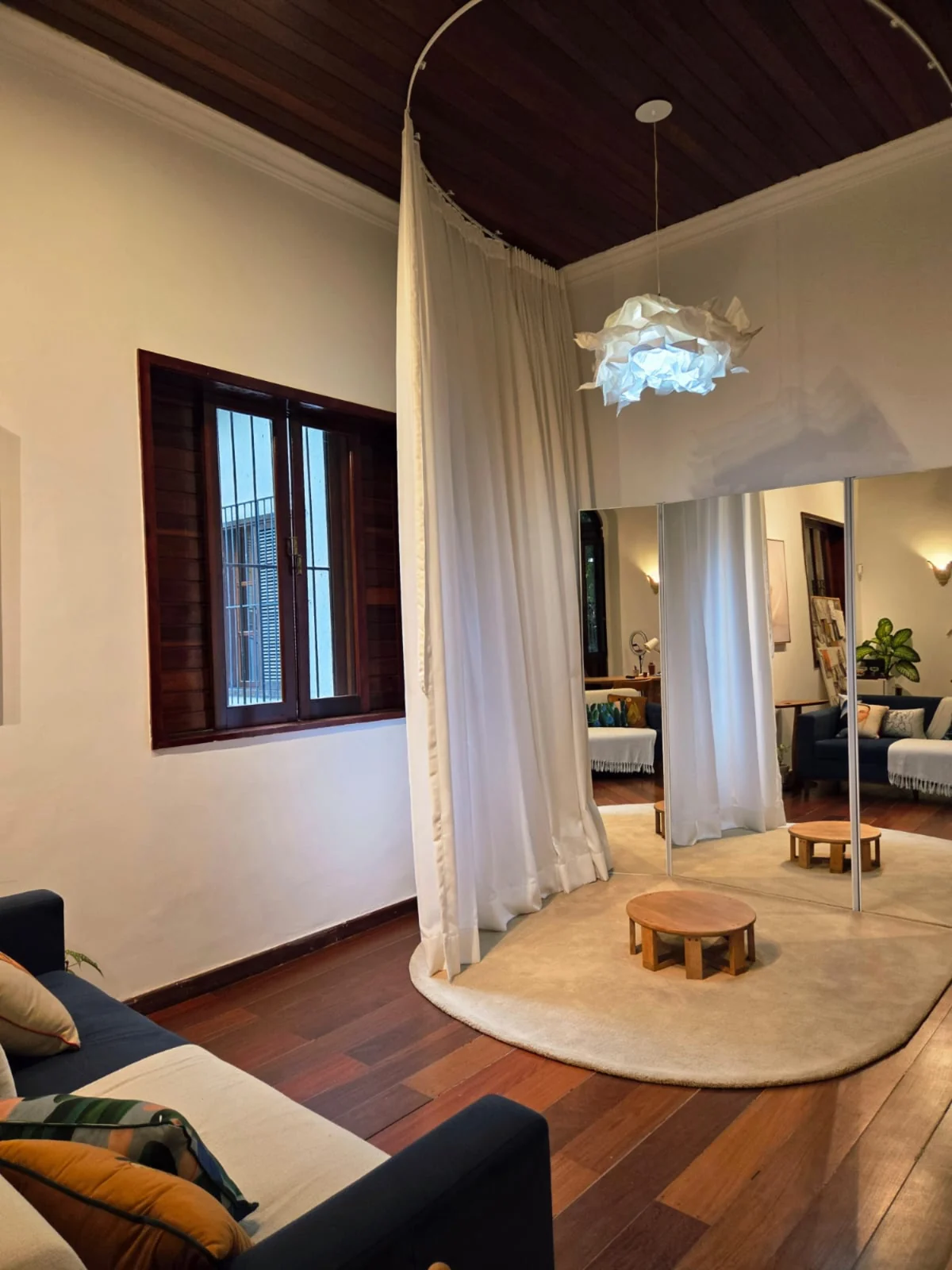 Ateliê carioca cria Day Use para noivas em casarão histórico de 750m²