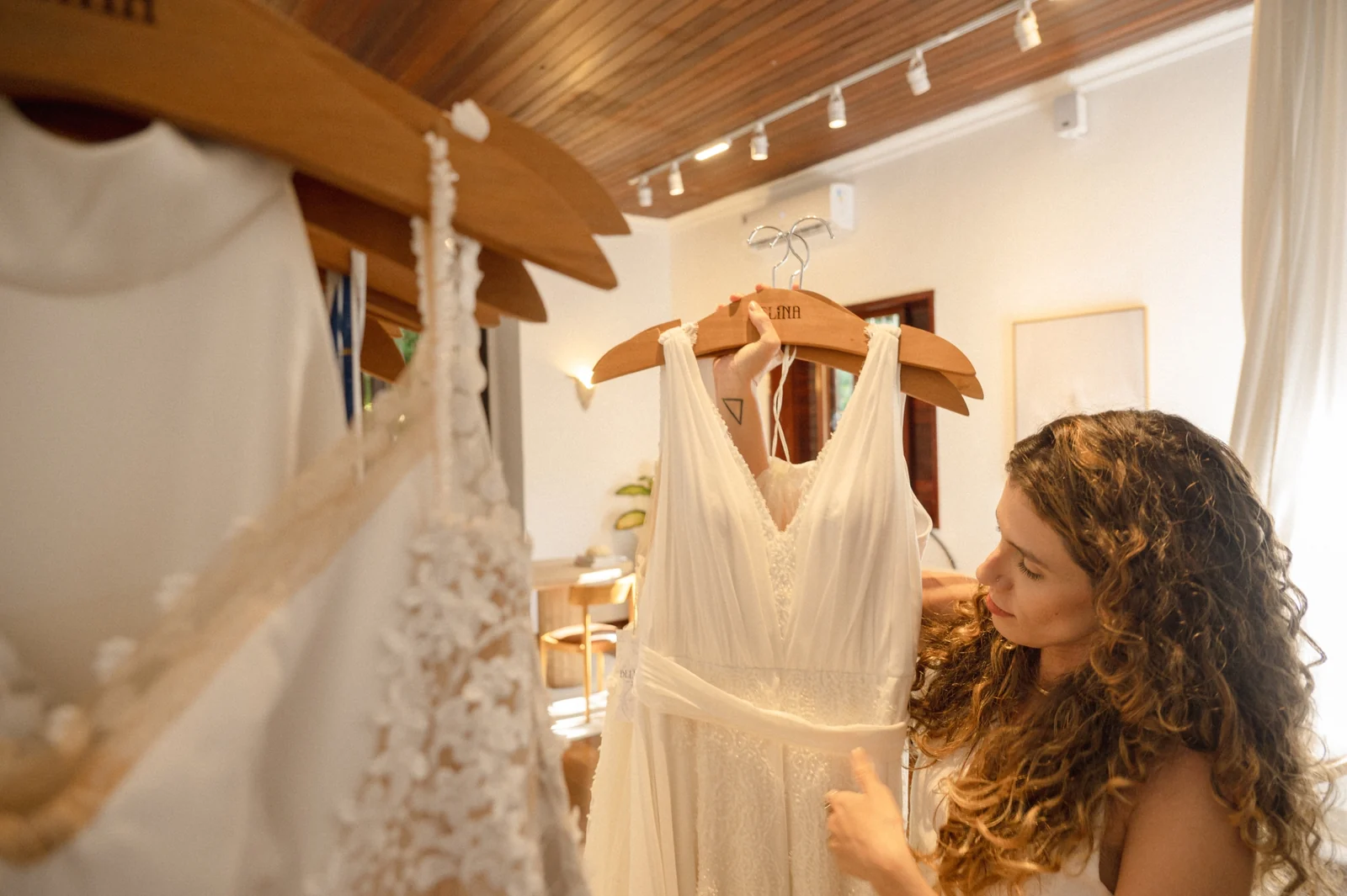 Ateliê carioca cria Day Use para noivas em casarão histórico de 750m²