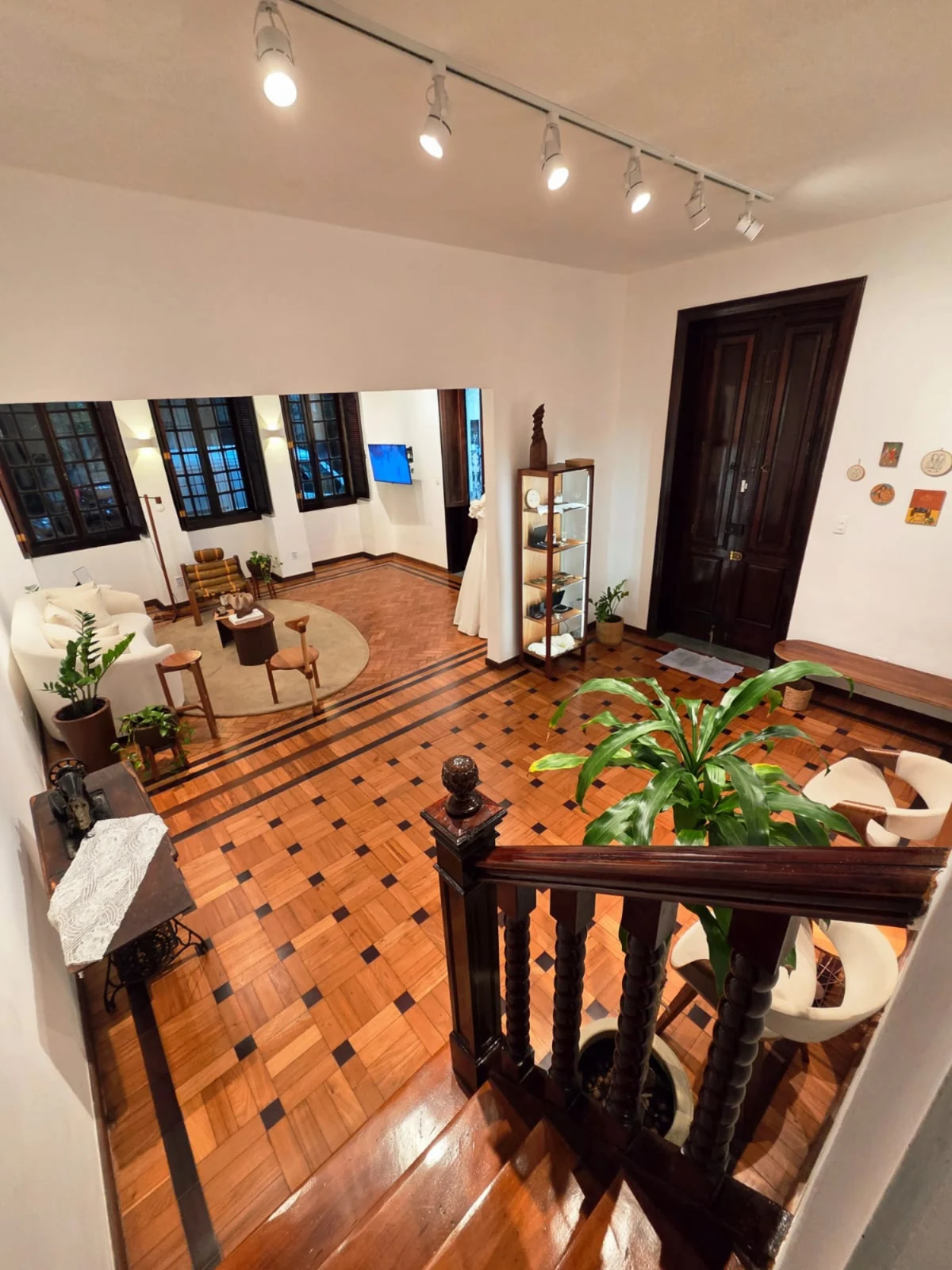 Ateliê carioca cria Day Use para noivas em casarão histórico de 750m²