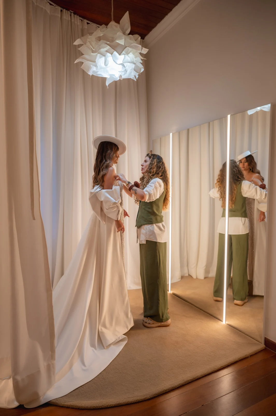 Ateliê carioca cria Day Use para noivas em casarão histórico de 750m²