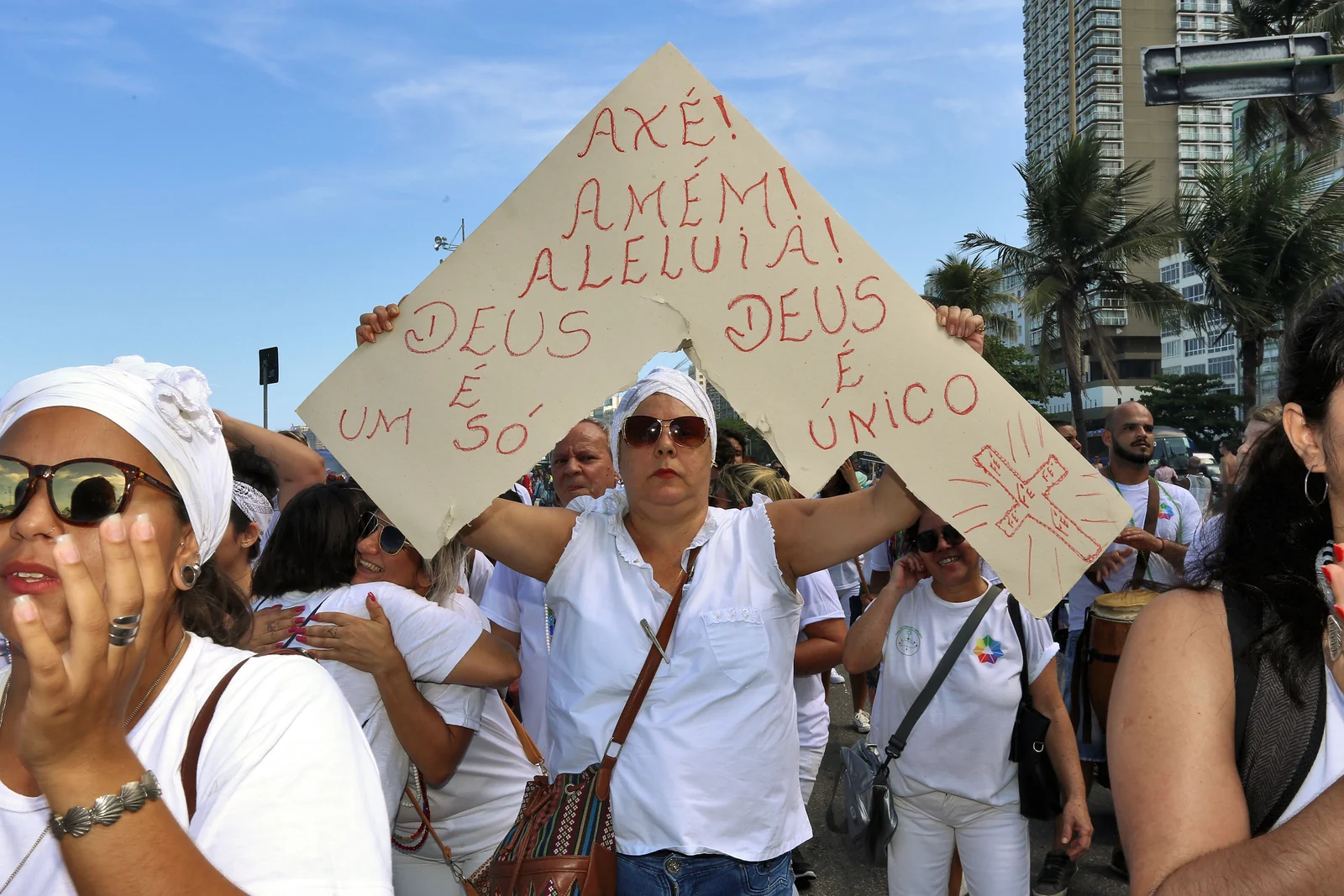 Ato inter-religioso reúne milhares em Copacabana por respeito e direitos