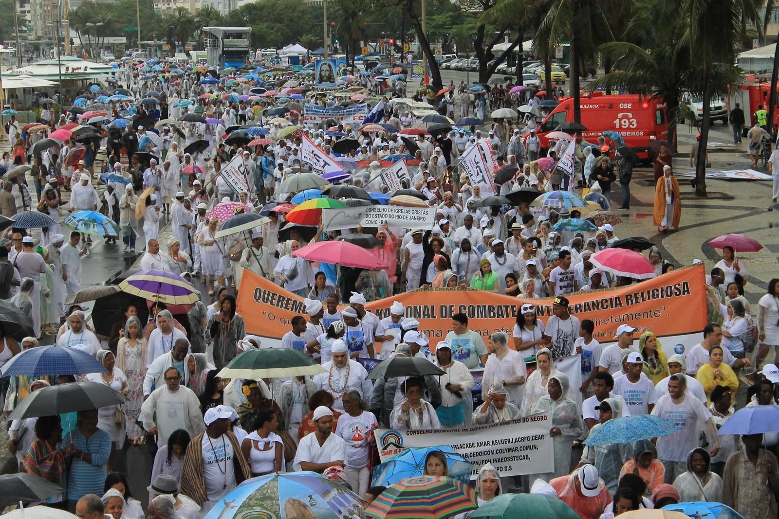Ato inter-religioso reúne milhares em Copacabana por respeito e direitos