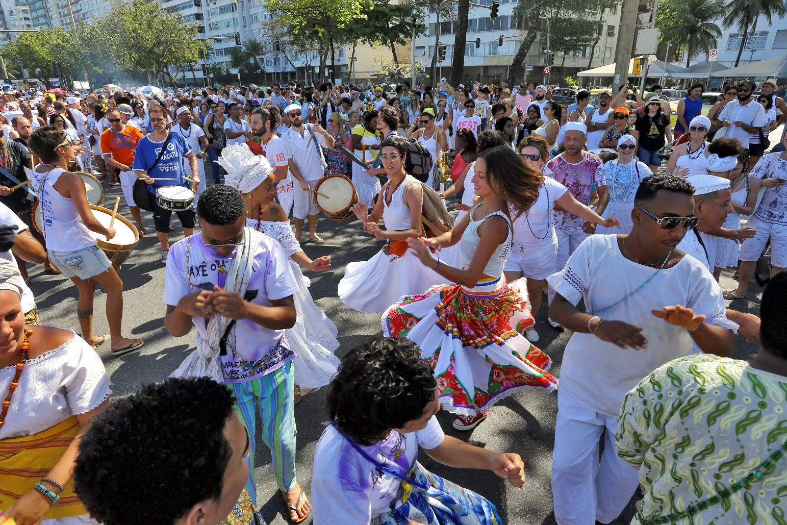Ato inter-religioso reúne milhares em Copacabana por respeito e direitos
