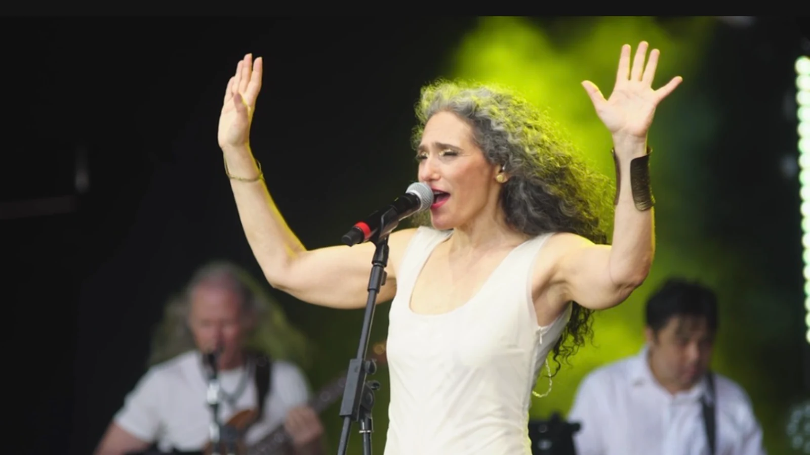 badi assad abre palco no rock in rio apos viver festival na plateia featured