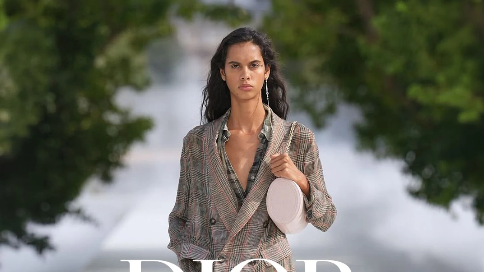 baiana brilha na passarela da saint laurent na paris fashion week featured