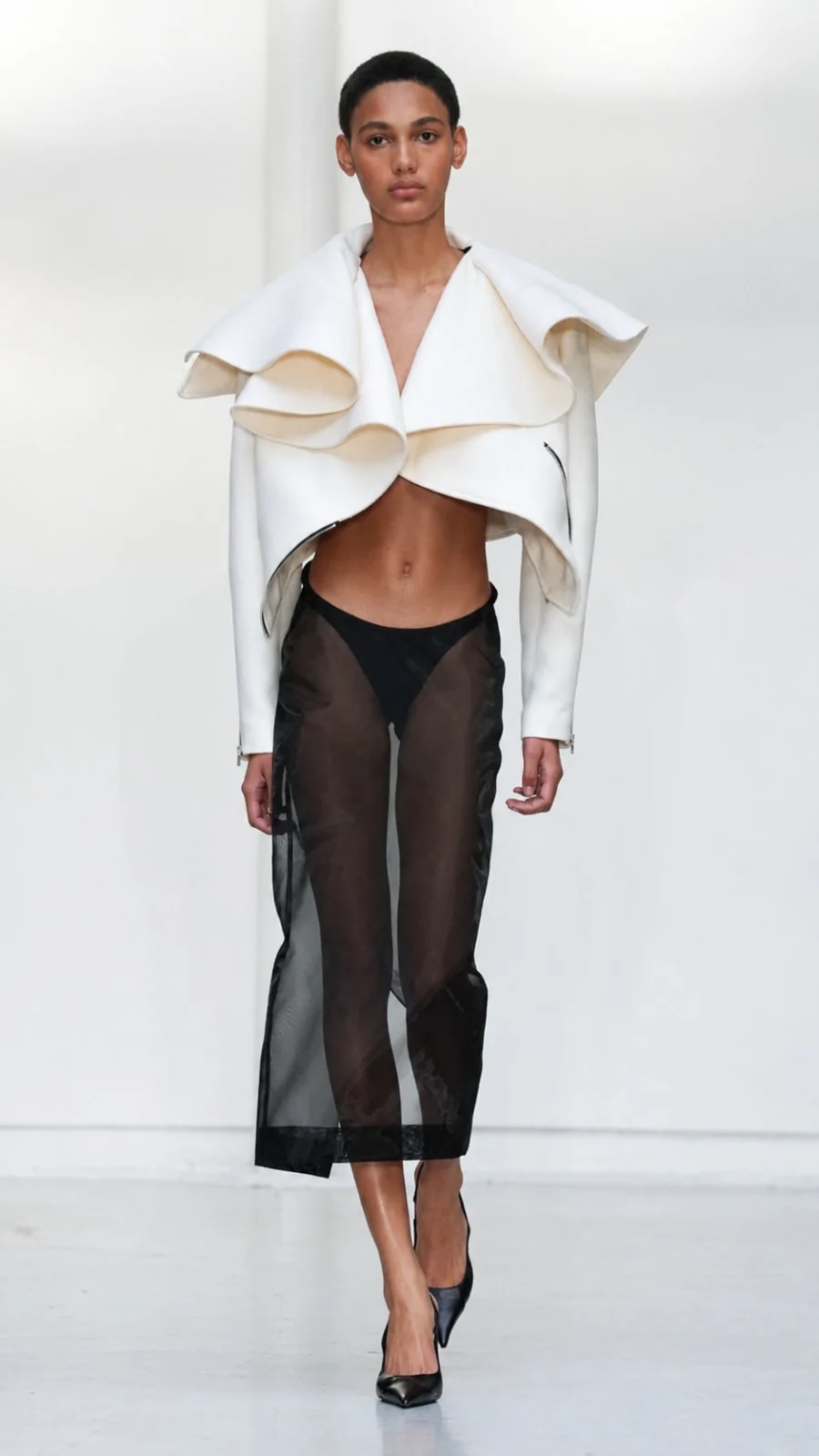 Baiana brilha na passarela da Saint Laurent na Paris Fashion Week