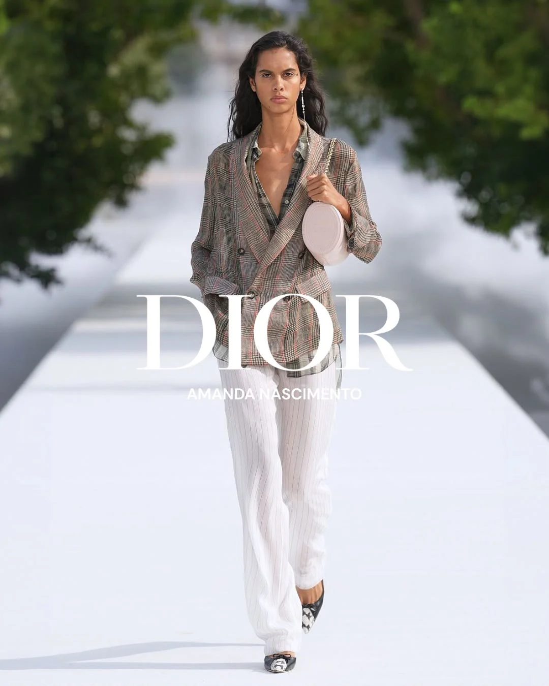 Baiana brilha na passarela da Saint Laurent na Paris Fashion Week