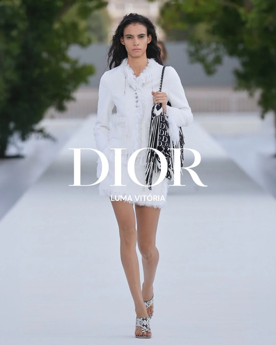 Baiana brilha na passarela da Saint Laurent na Paris Fashion Week