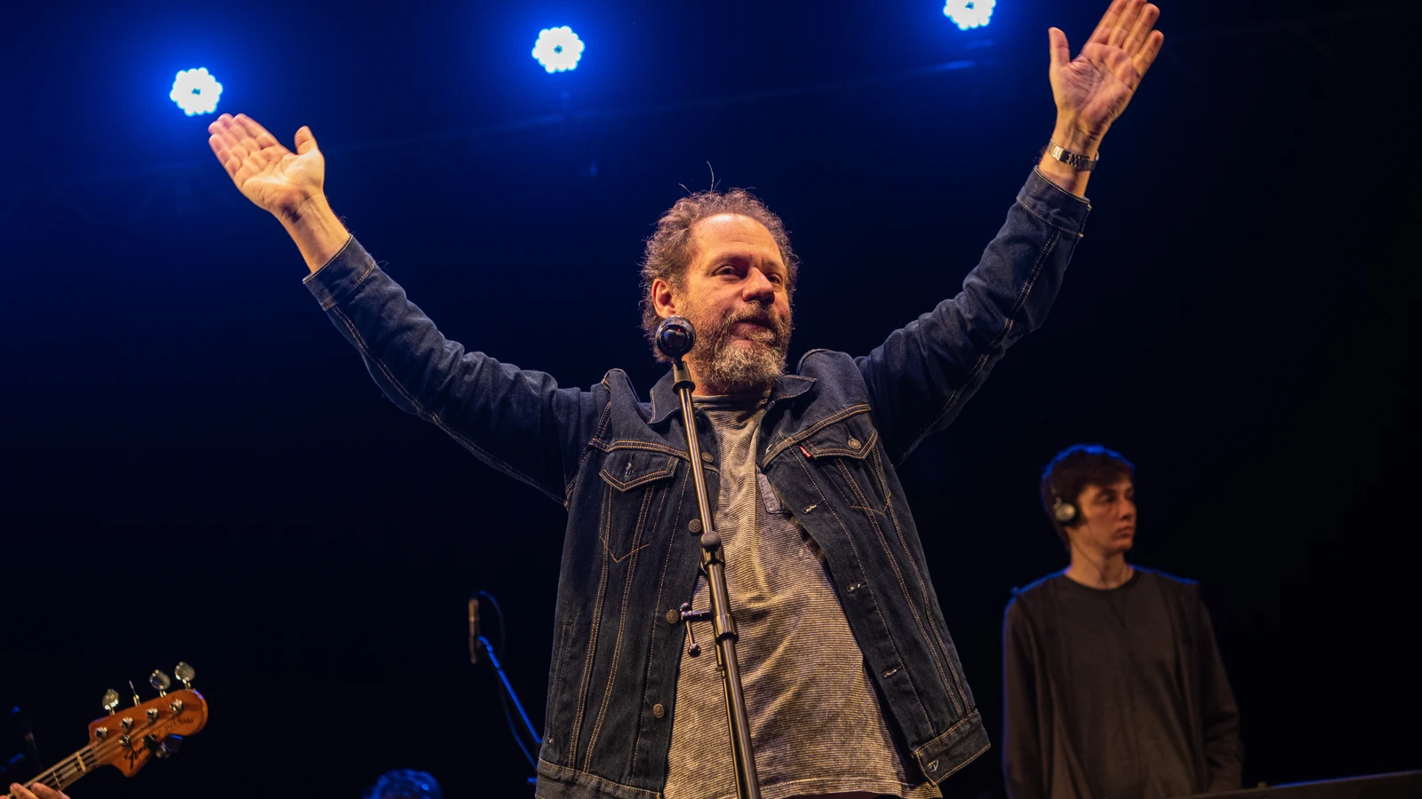bruce gomlevsky revive classicos de renato russo em noite unica no rio featured