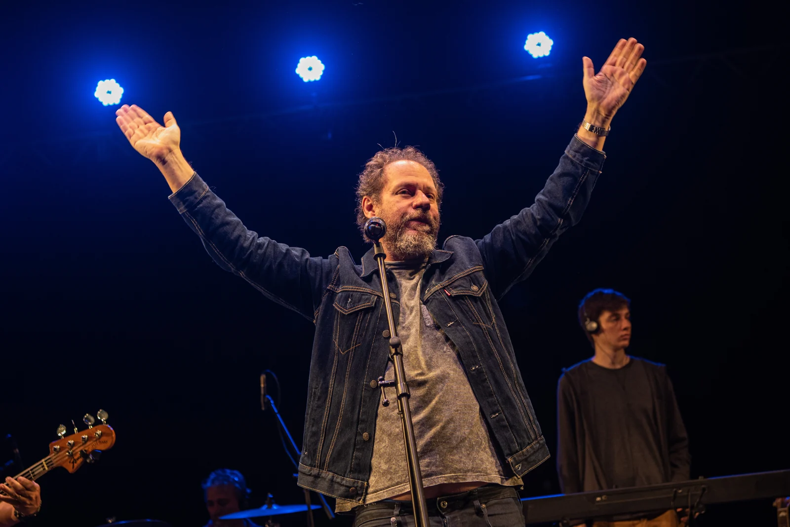 Bruce Gomlevsky revive clássicos de Renato Russo em noite única no Rio