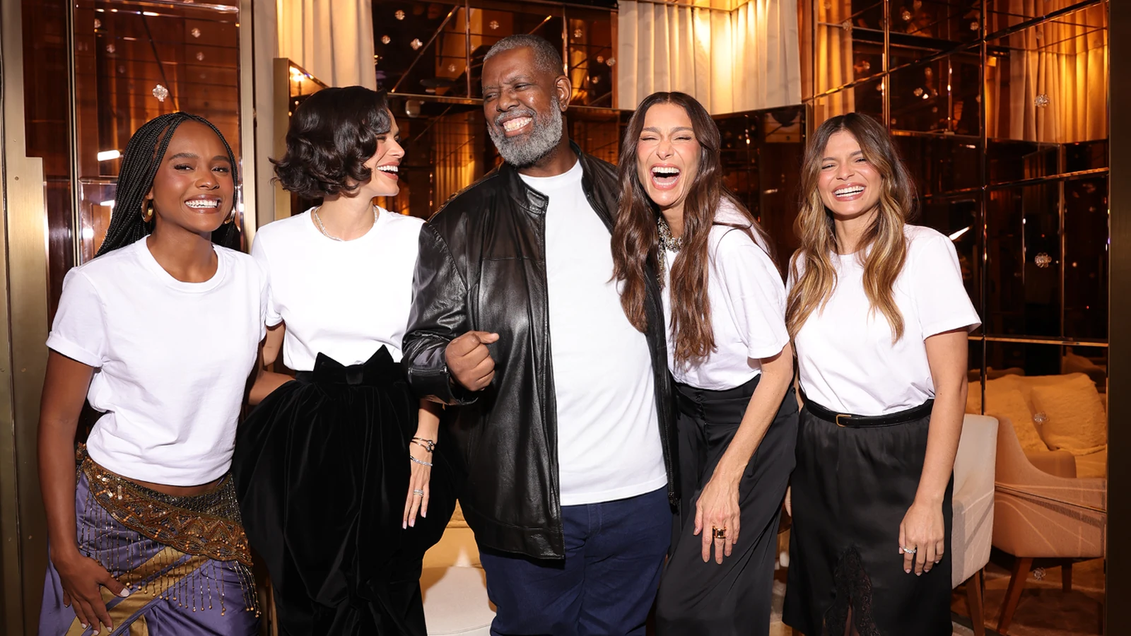 bruna e luana marquezine surgem juntas em marco historico da moda nacional featured