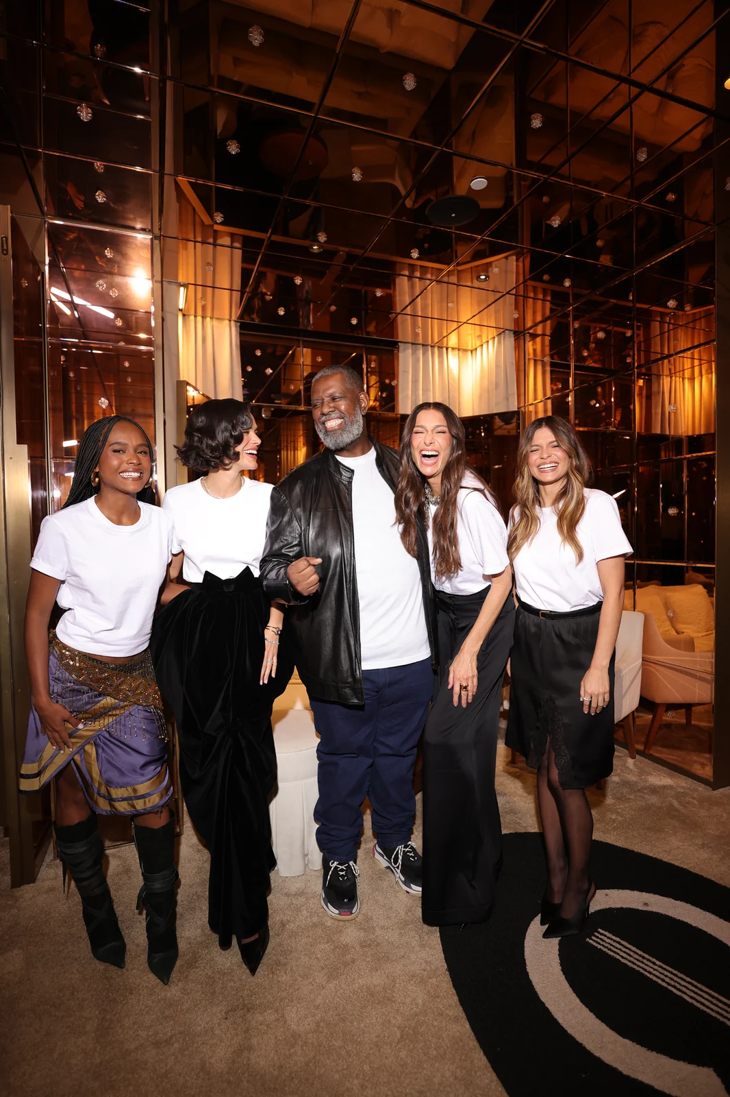 Bruna e Luana Marquezine surgem juntas em marco histórico da moda nacional