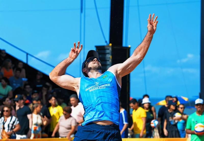 Bruno Schmidt programa parada na Dez Milhas Garoto para abraçar filhos
