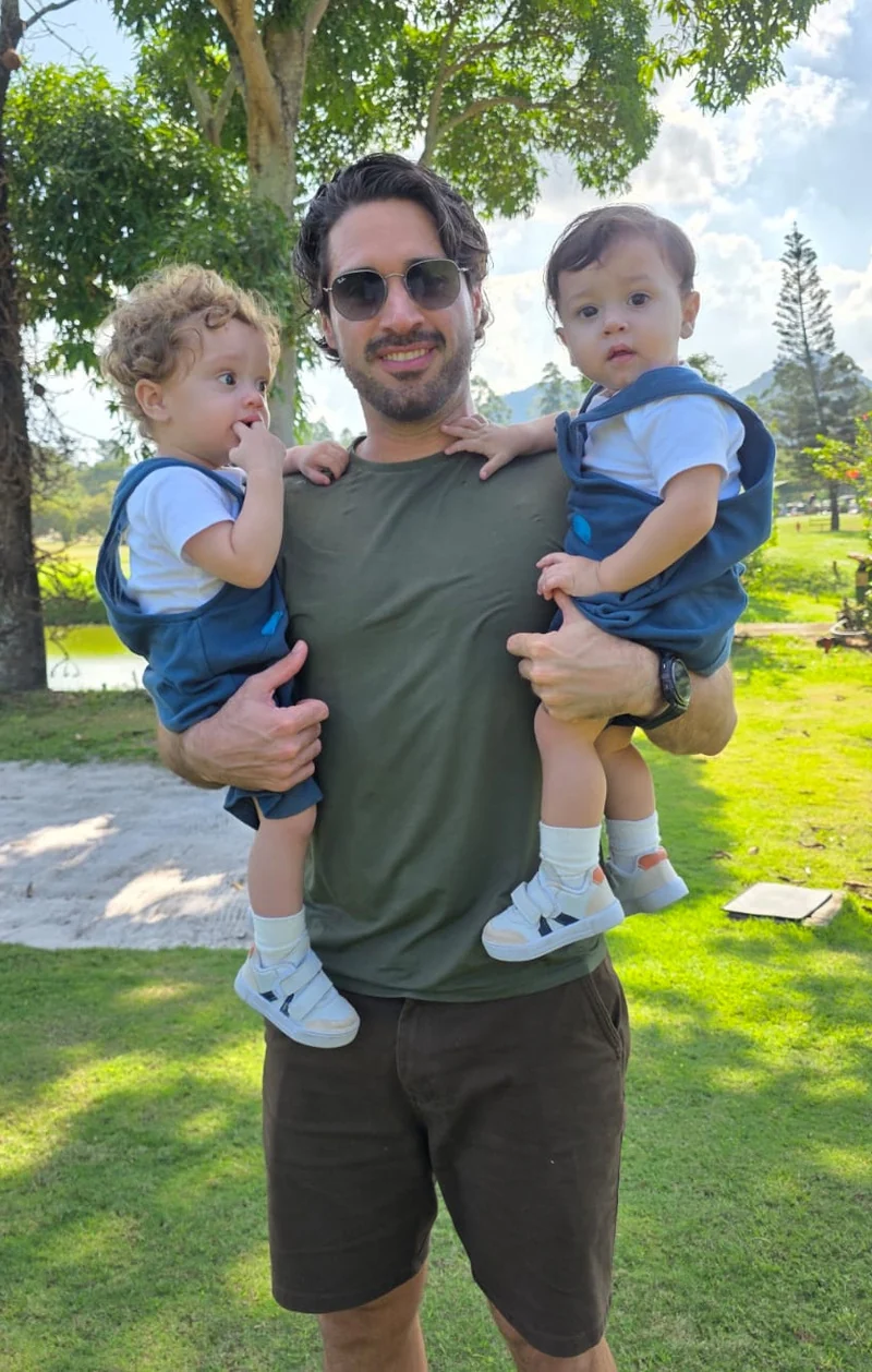Bruno Schmidt programa parada na Dez Milhas Garoto para abraçar filhos