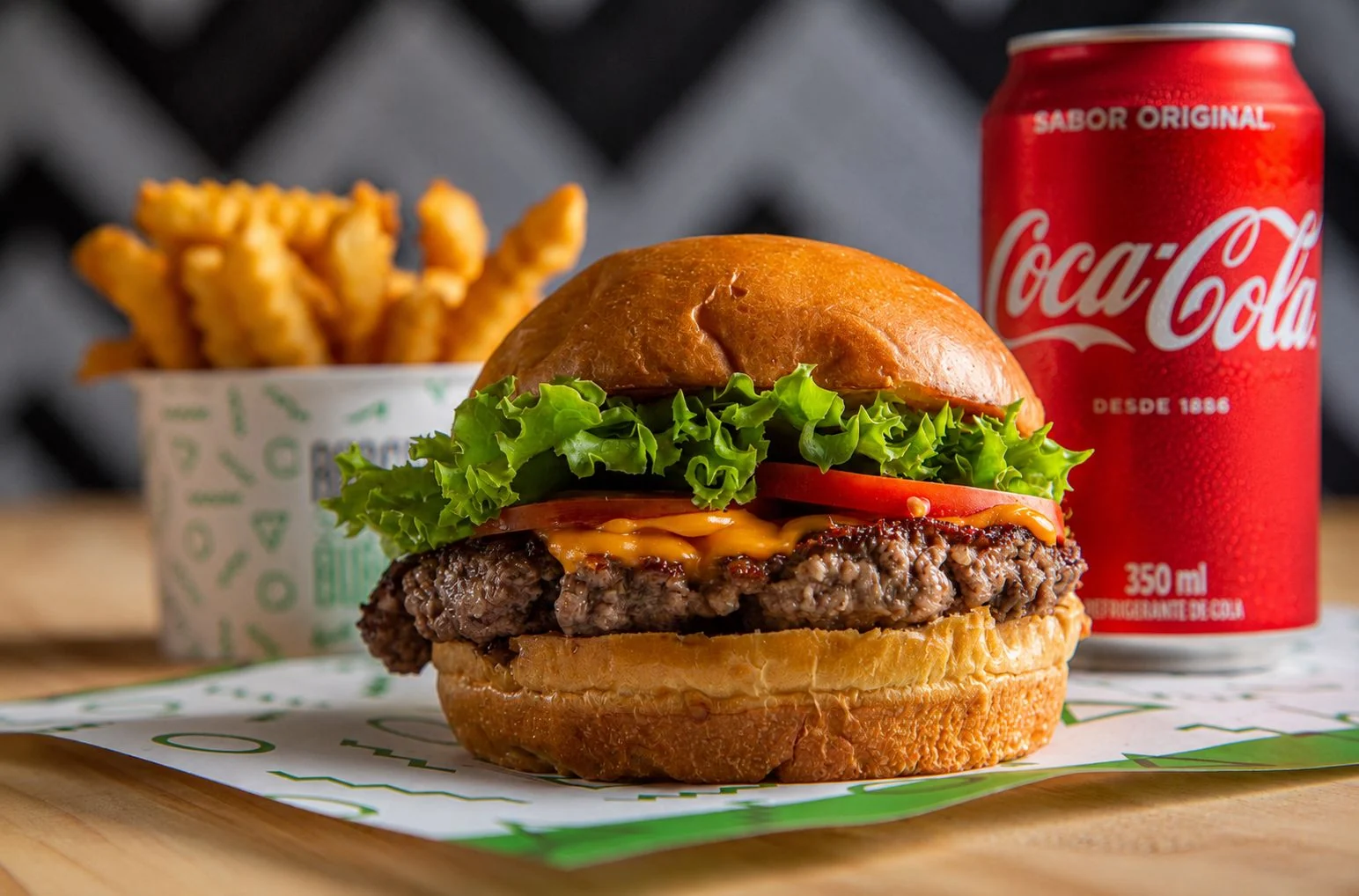 Burger Gourmet inclui bebidas nos combos em parceria inédita