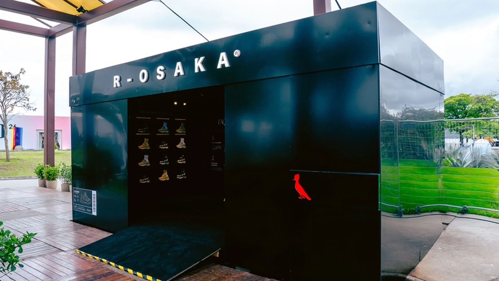 caixa monumental de sneaker vira instalacao artistica imersiva na artrio featured