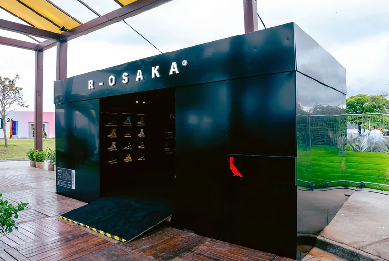 Caixa monumental de sneaker vira instalação artística imersiva na ArtRio
