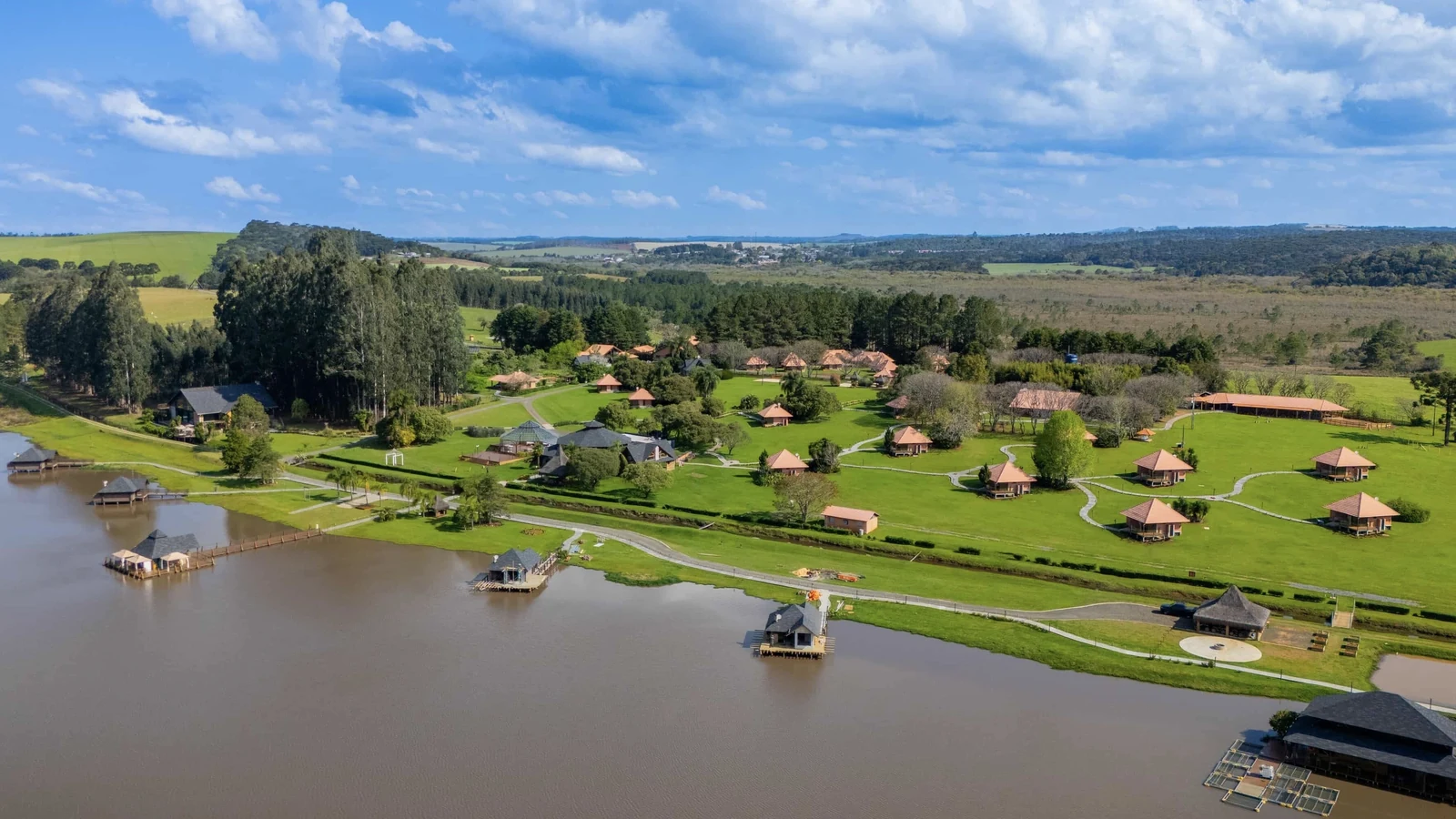 capsula de flutuacao e menu regional marcam refugio rural no parana featured