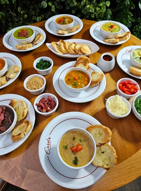 Carola Restobar lança festival de caldos e sopas com vinho incluso