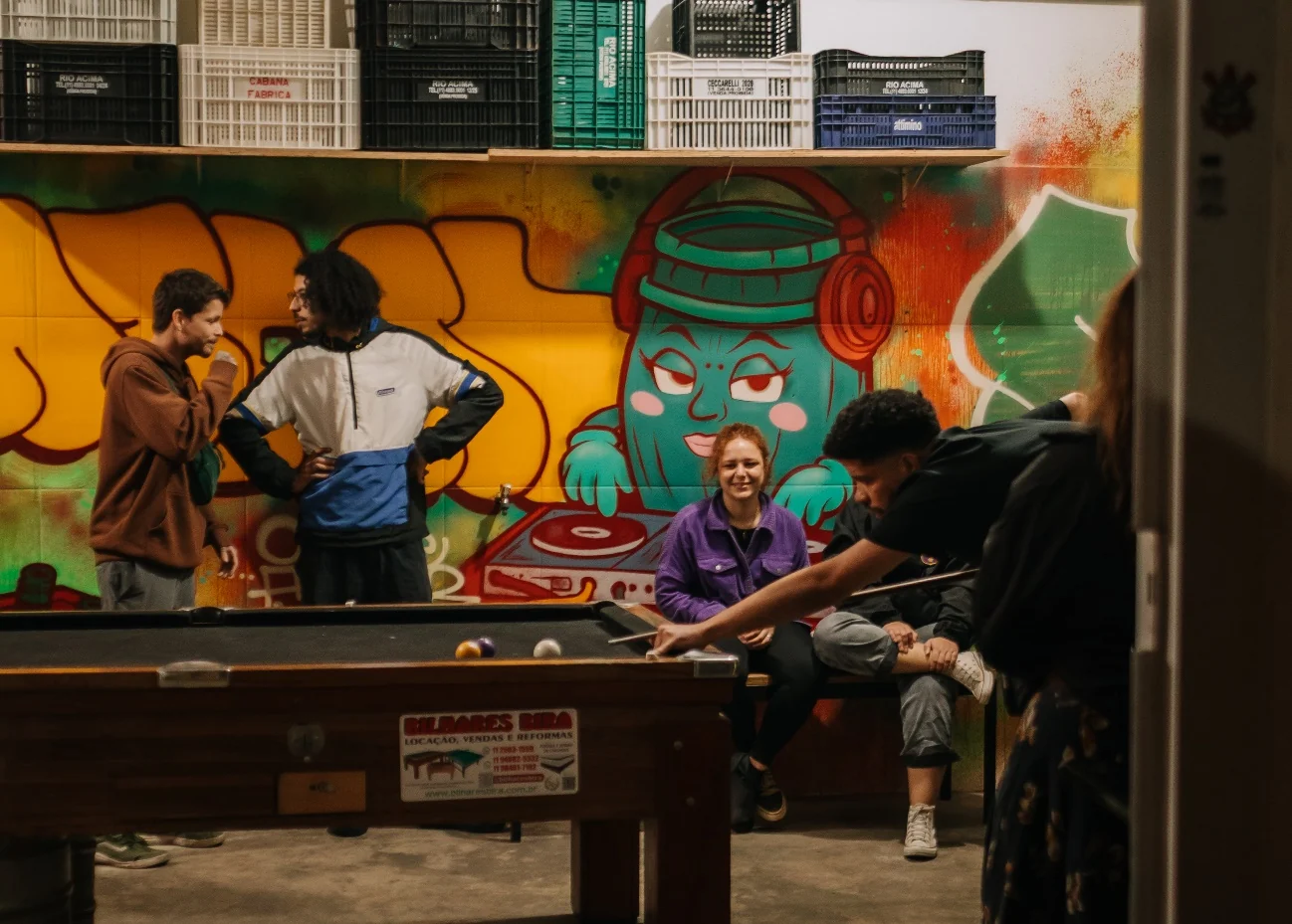 Cervejaria na Barra Funda reúne bilhar, drinques com Cynar e vinil