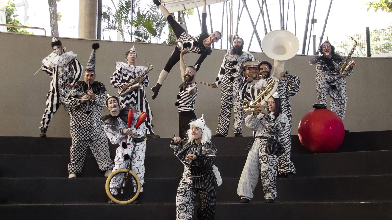 circo brasileiro ocupa ruas da colombia com musica e acrobacia featured