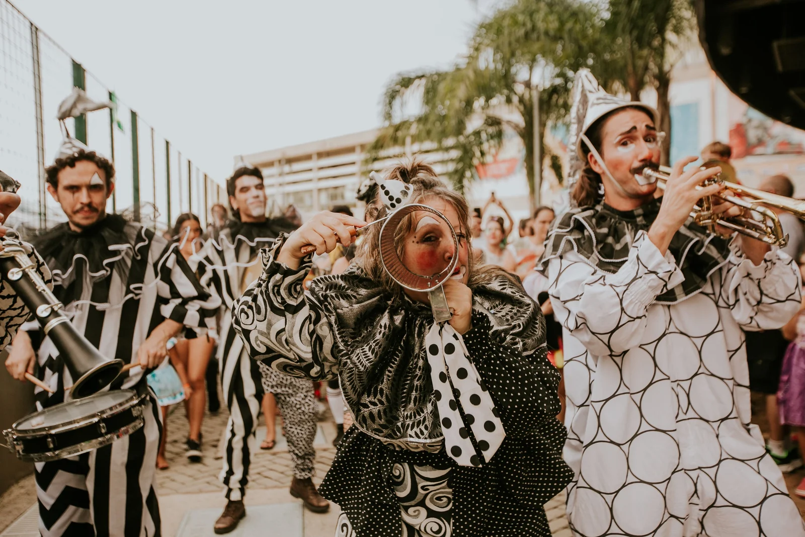 Circo brasileiro ocupa ruas da Colômbia com música e acrobacia