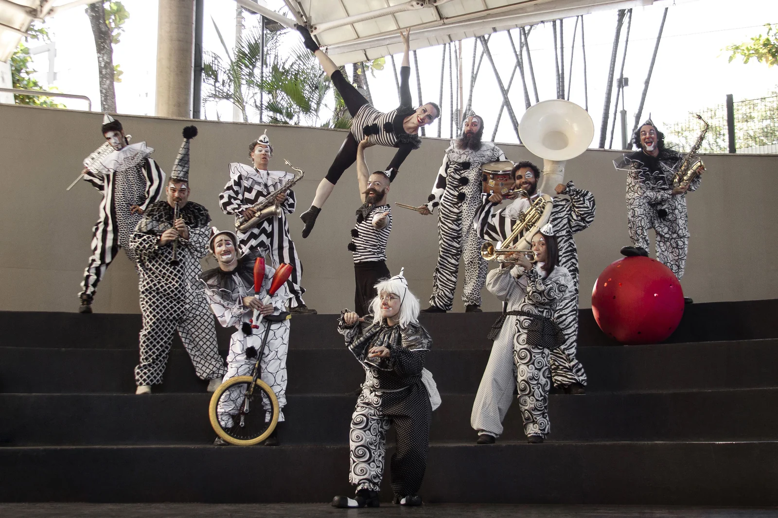 Circo brasileiro ocupa ruas da Colômbia com música e acrobacia