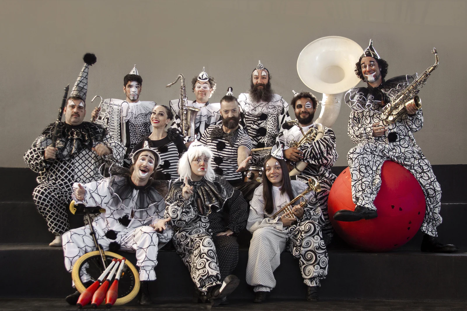 Circo brasileiro ocupa ruas da Colômbia com música e acrobacia