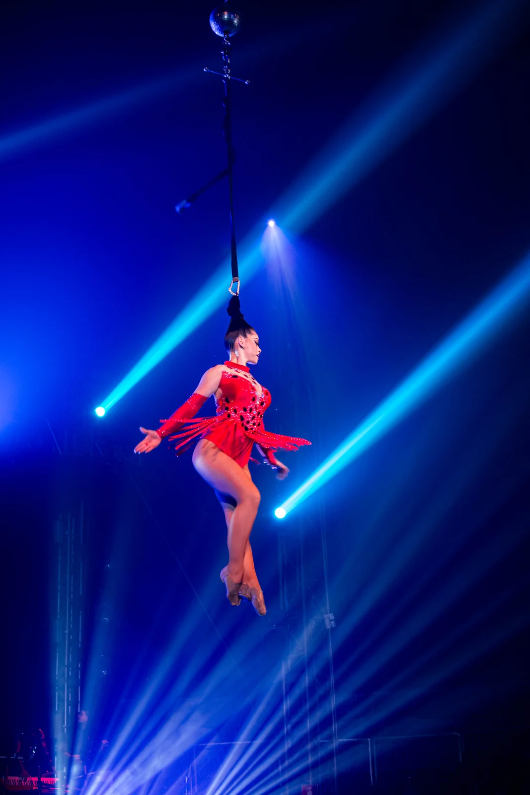 Cirque Amar reúne artistas de 13 países e manobras de moto na Capital