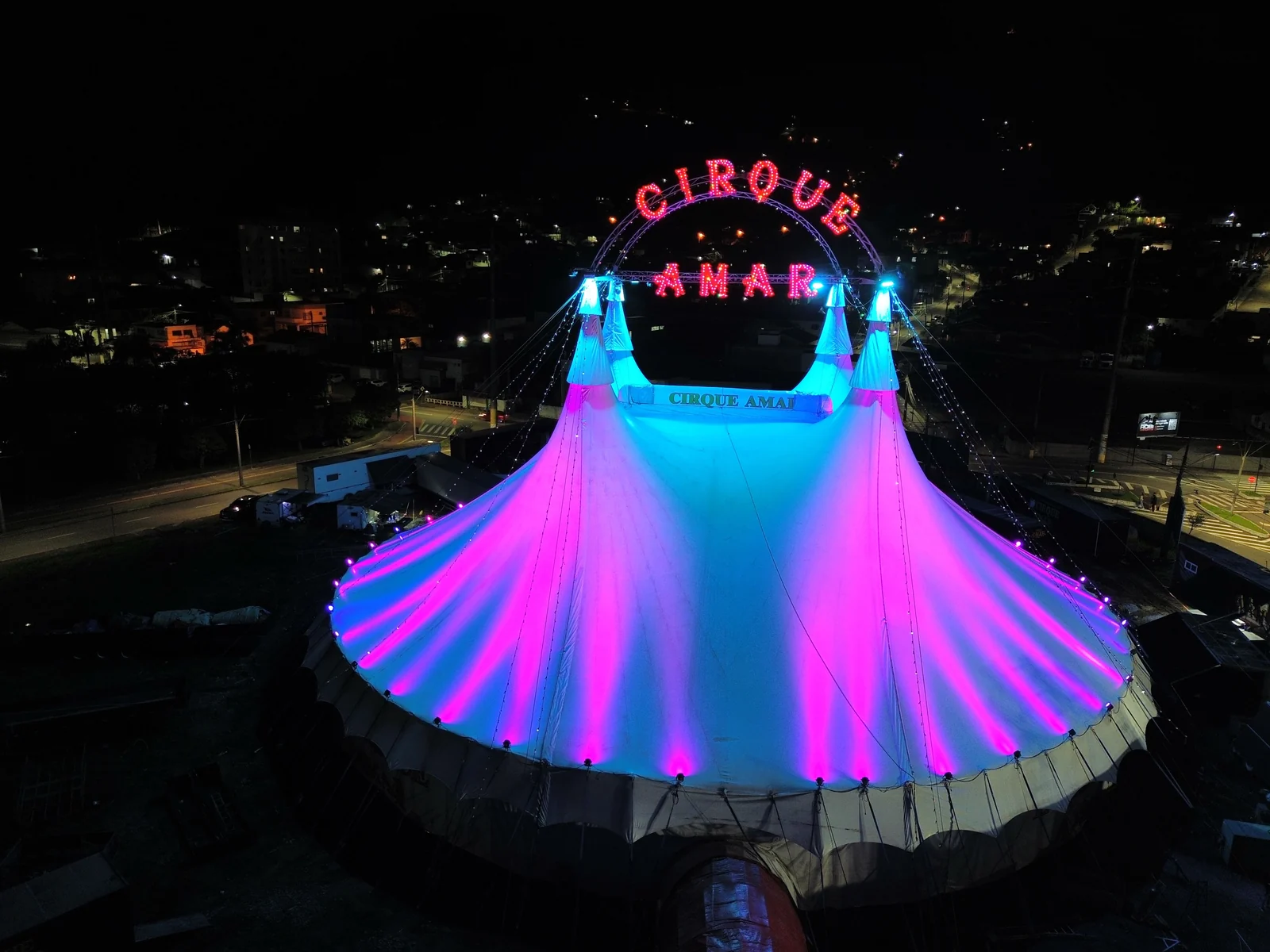Cirque Amar reúne artistas de 13 países e manobras de moto na Capital