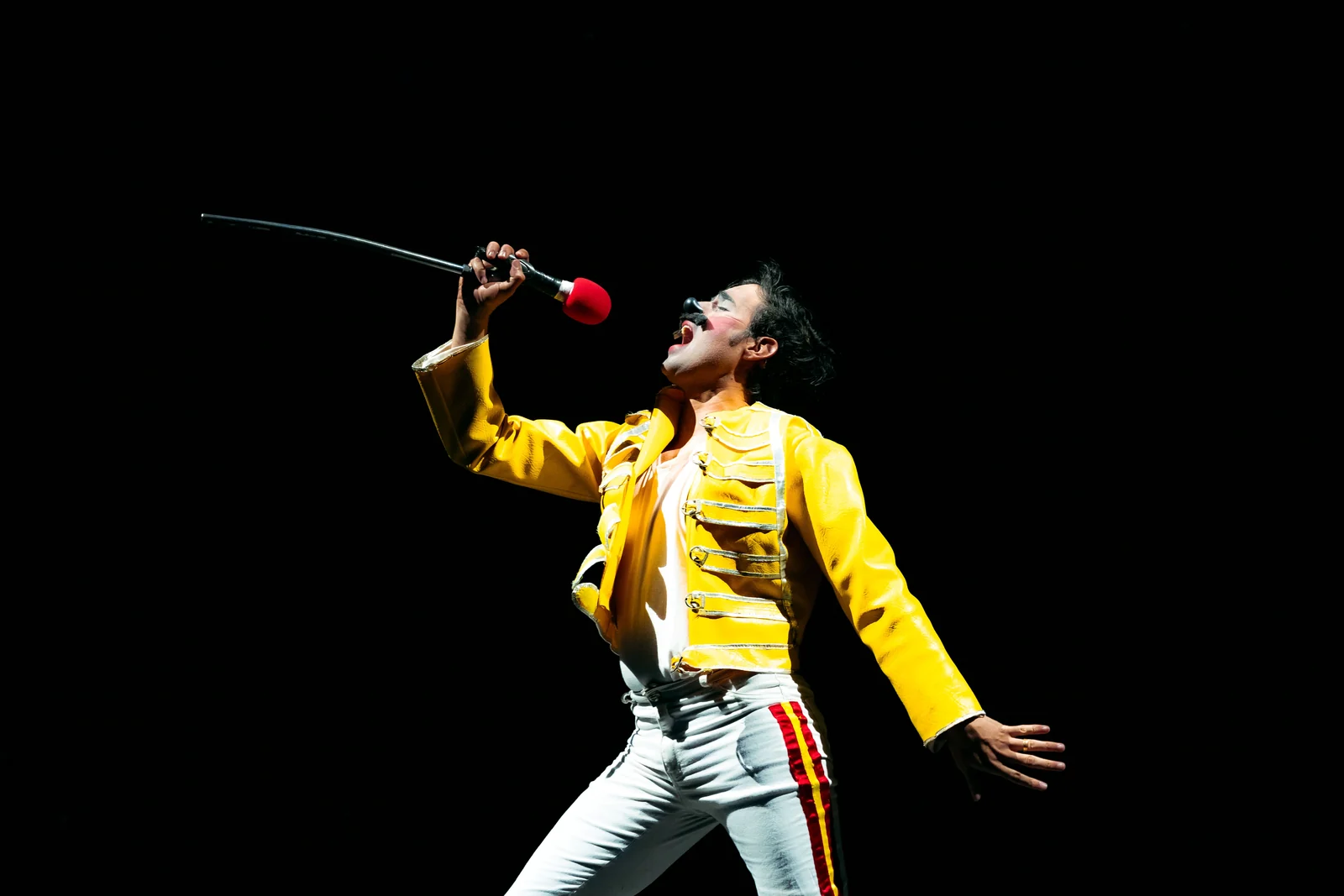 Cirque Amar reúne artistas de 13 países e manobras de moto na Capital