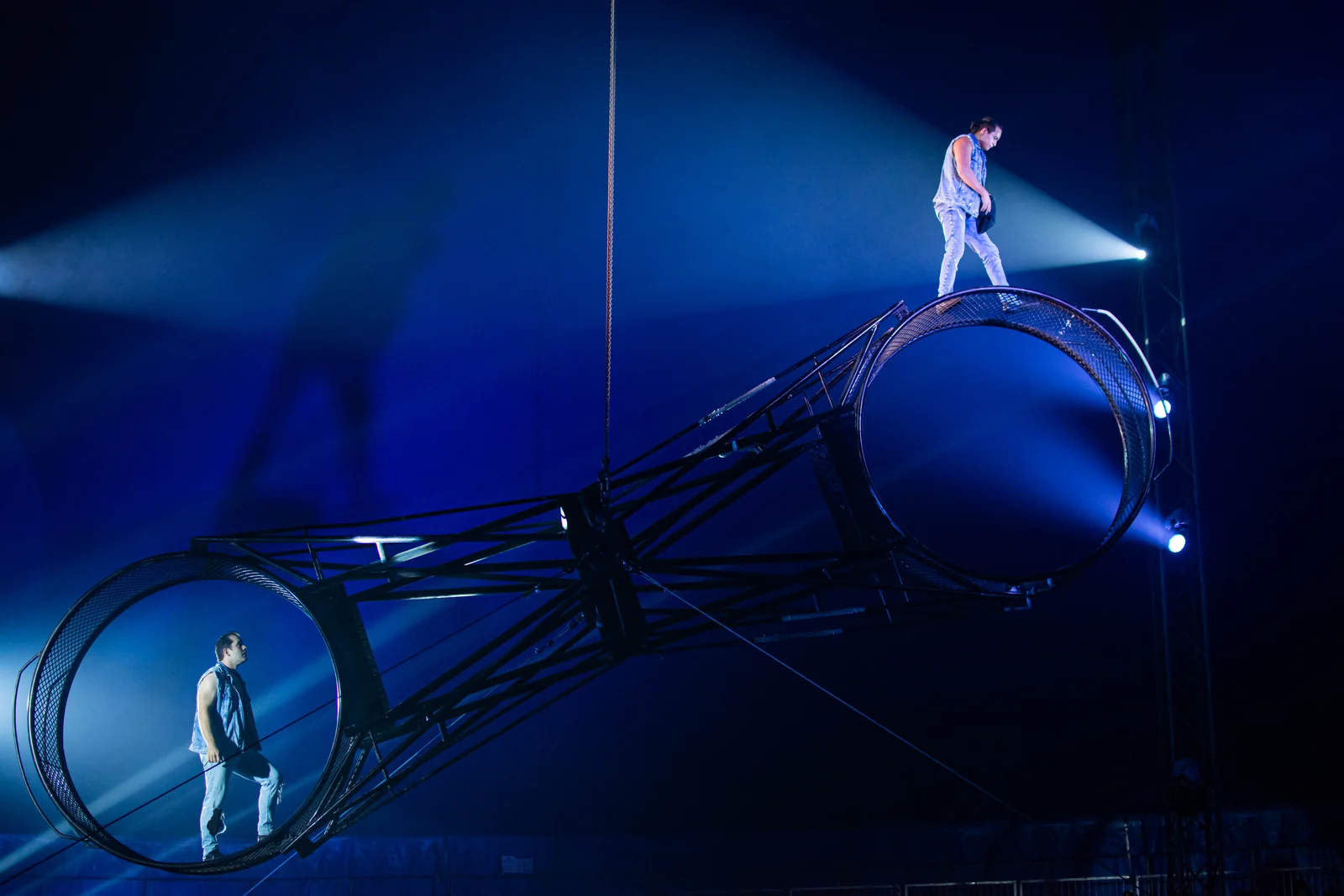 Cirque Amar reúne artistas de 13 países e manobras de moto na Capital