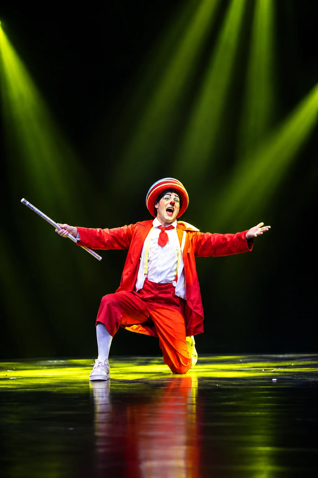 Cirque Amar reúne artistas de 13 países e manobras de moto na Capital