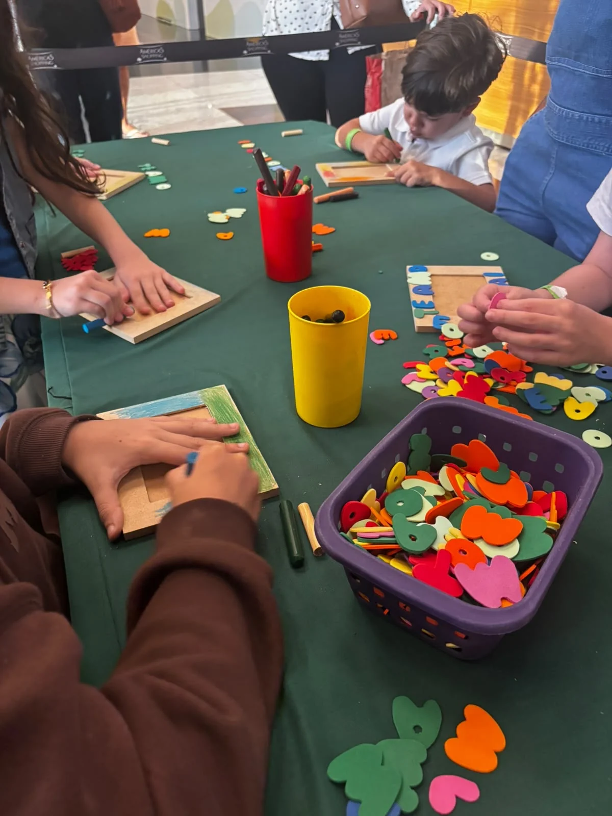 Clubinho reúne teatro, oficinas e mágica gratuita aos domingos