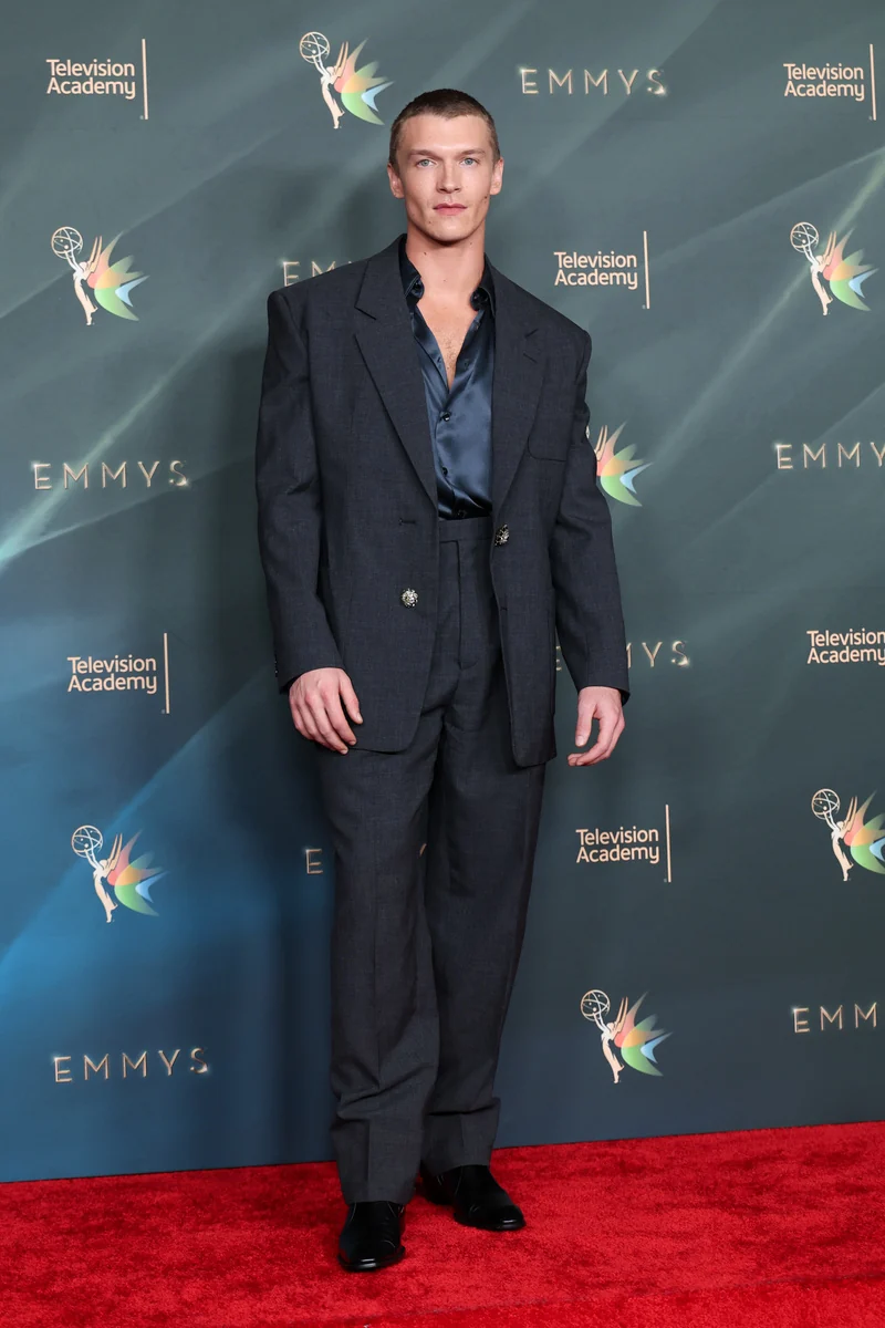 Connor Storrie veste Saint Laurent no Creative Arts Emmy Awards
