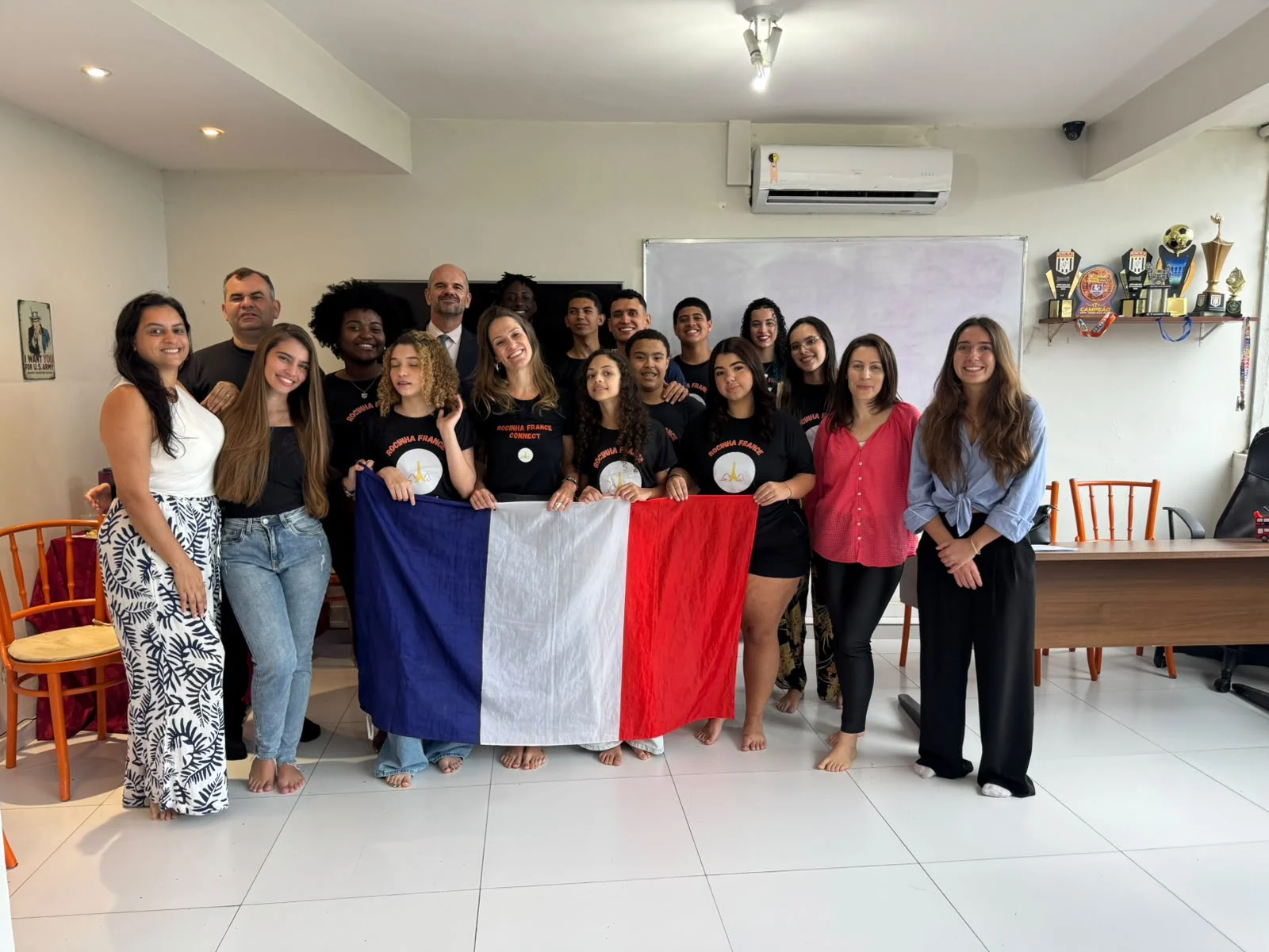 Cônsul da França visita projeto cultural e educativo na Rocinha