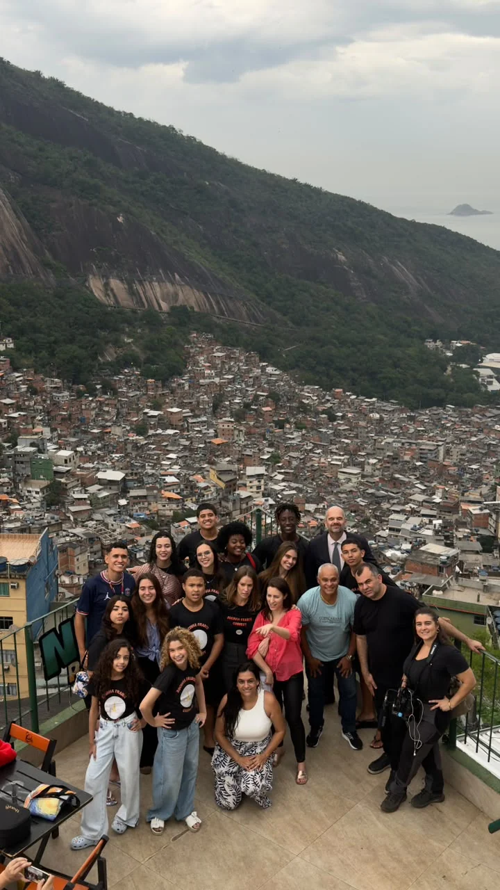 Cônsul da França visita projeto cultural e educativo na Rocinha