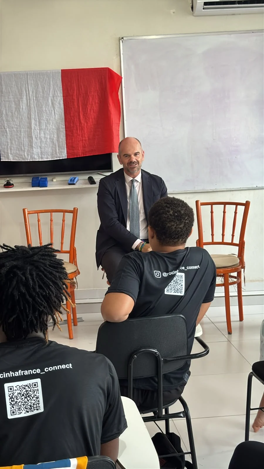 Cônsul da França visita projeto cultural e educativo na Rocinha
