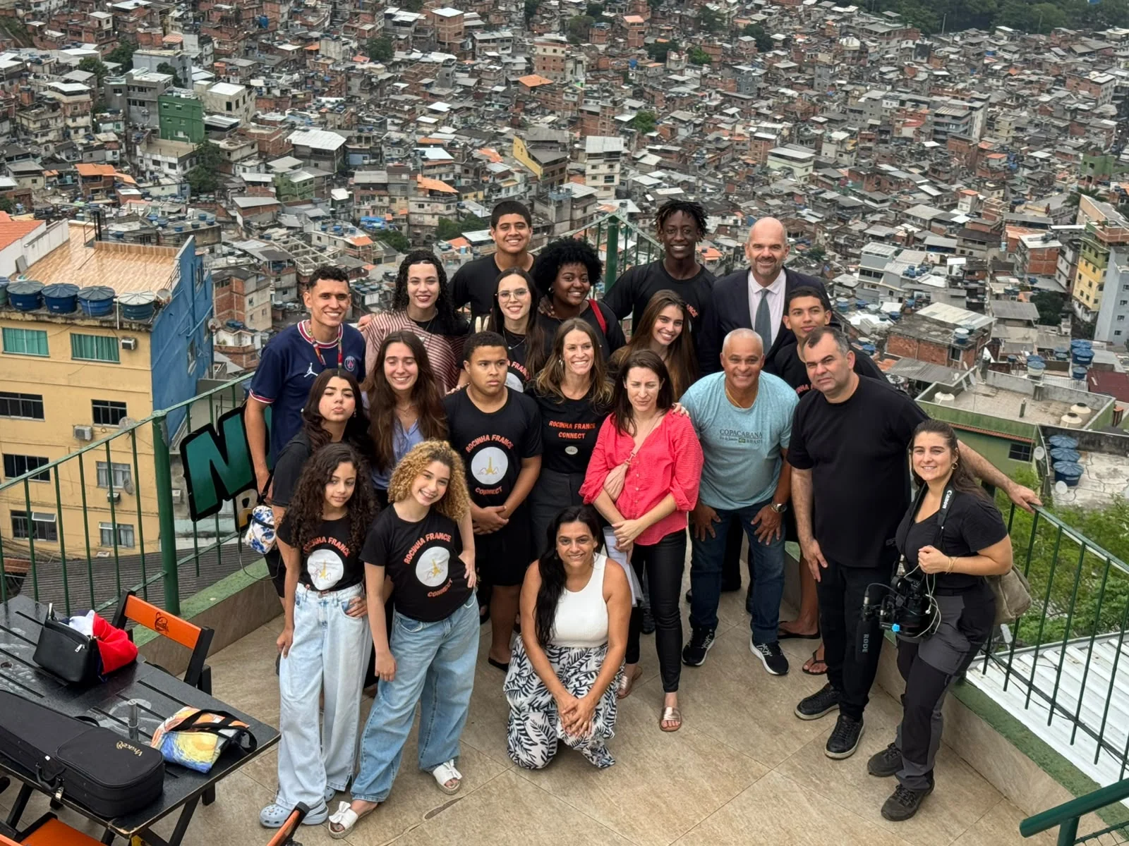 Cônsul da França visita projeto cultural e educativo na Rocinha